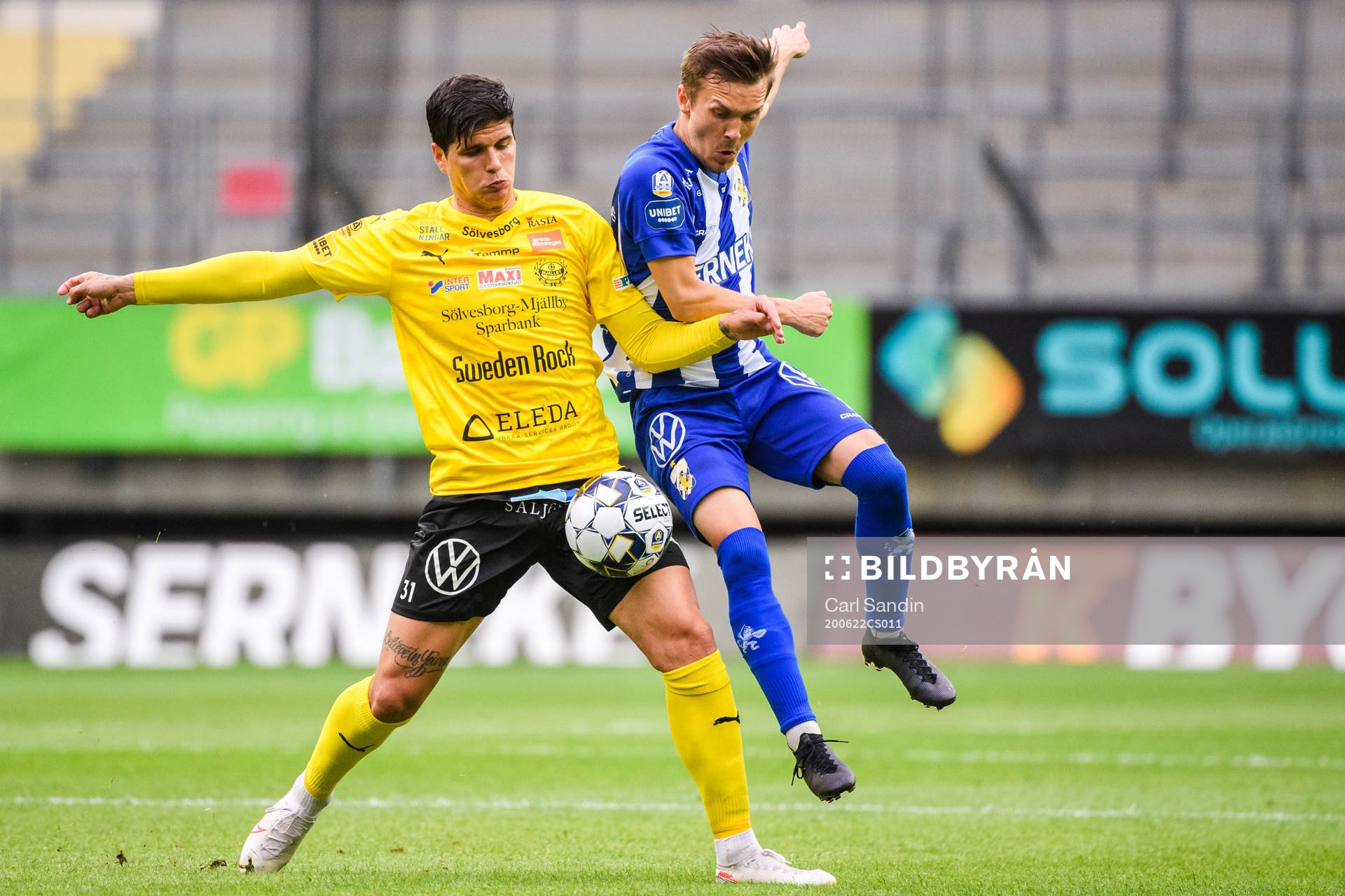Mjällbys David Batanero och IFK Göteborgs Patrik Karlsson