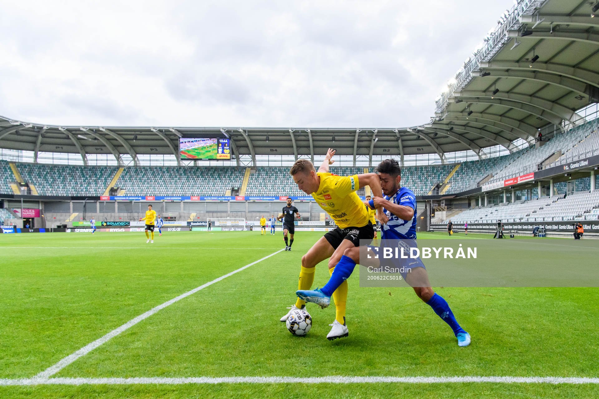 Mjällbys Jesper Löfgren försvarar mot IFK Göteborgs