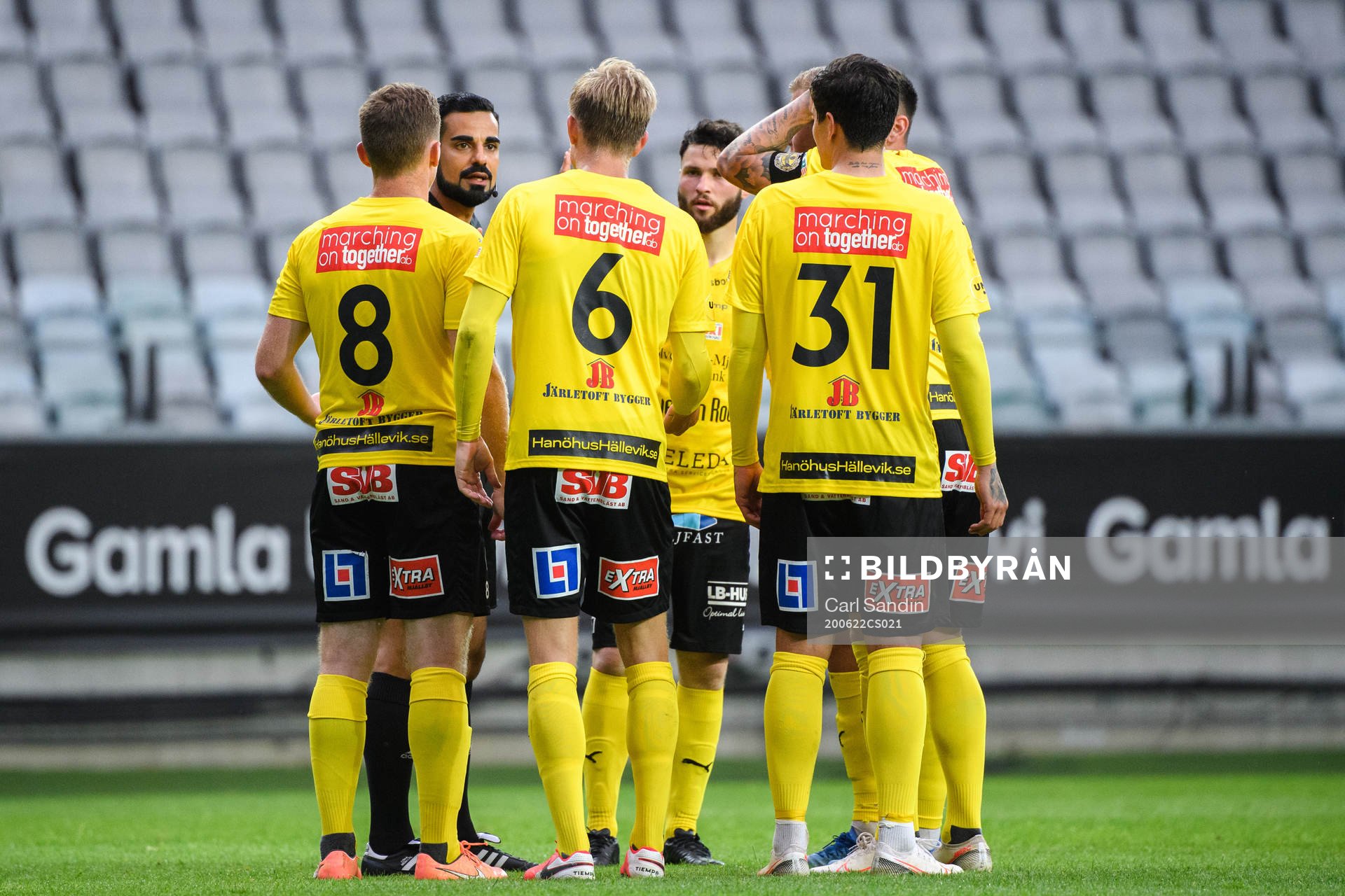 Domare Mohammed Al-Hakim i samtal med Mjällbys spelare