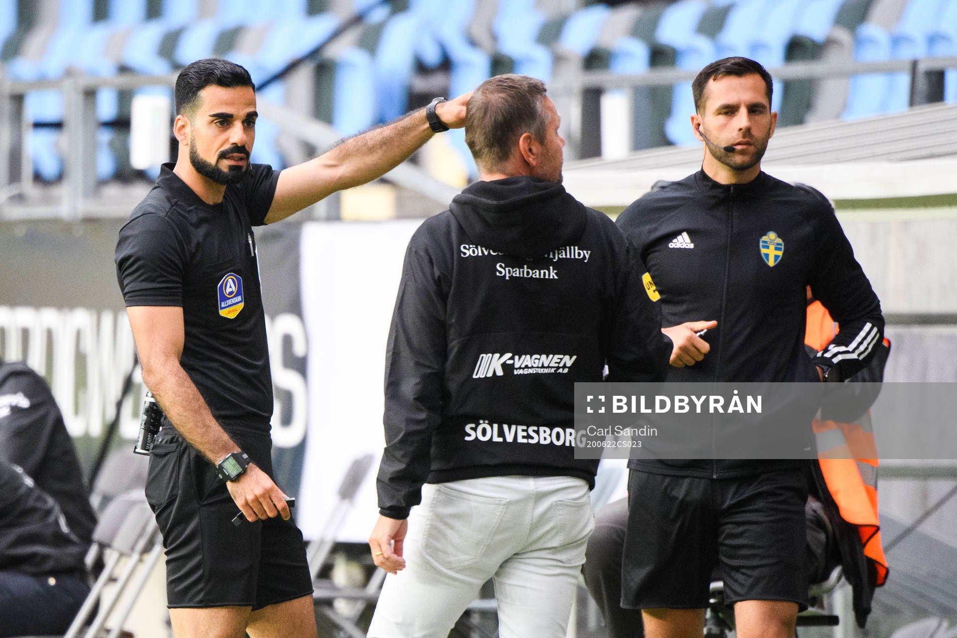 Domare Mohammed Al-Hakim i samtal med tränare Marcus Lantz