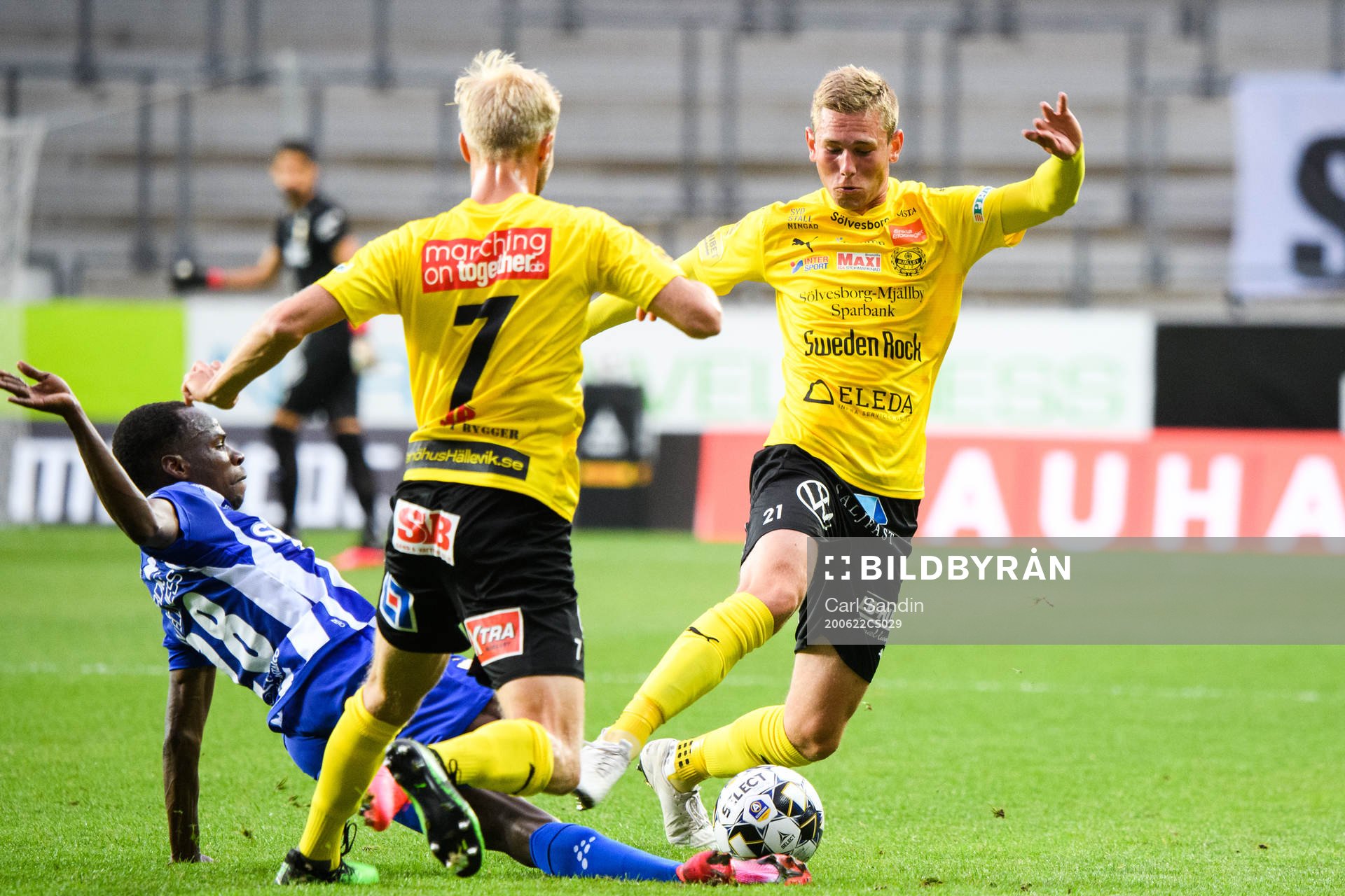 IFK Göteborgs Hosam Aiesh och Mjällbys Adam Petersson