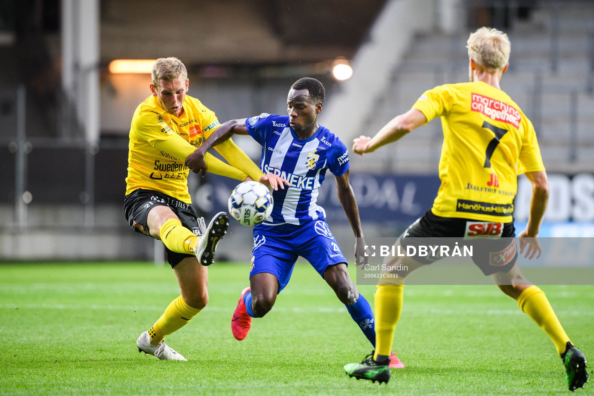 Mjällbys Adam Petersson och IFK Göteborgs Alhassan Yusuf