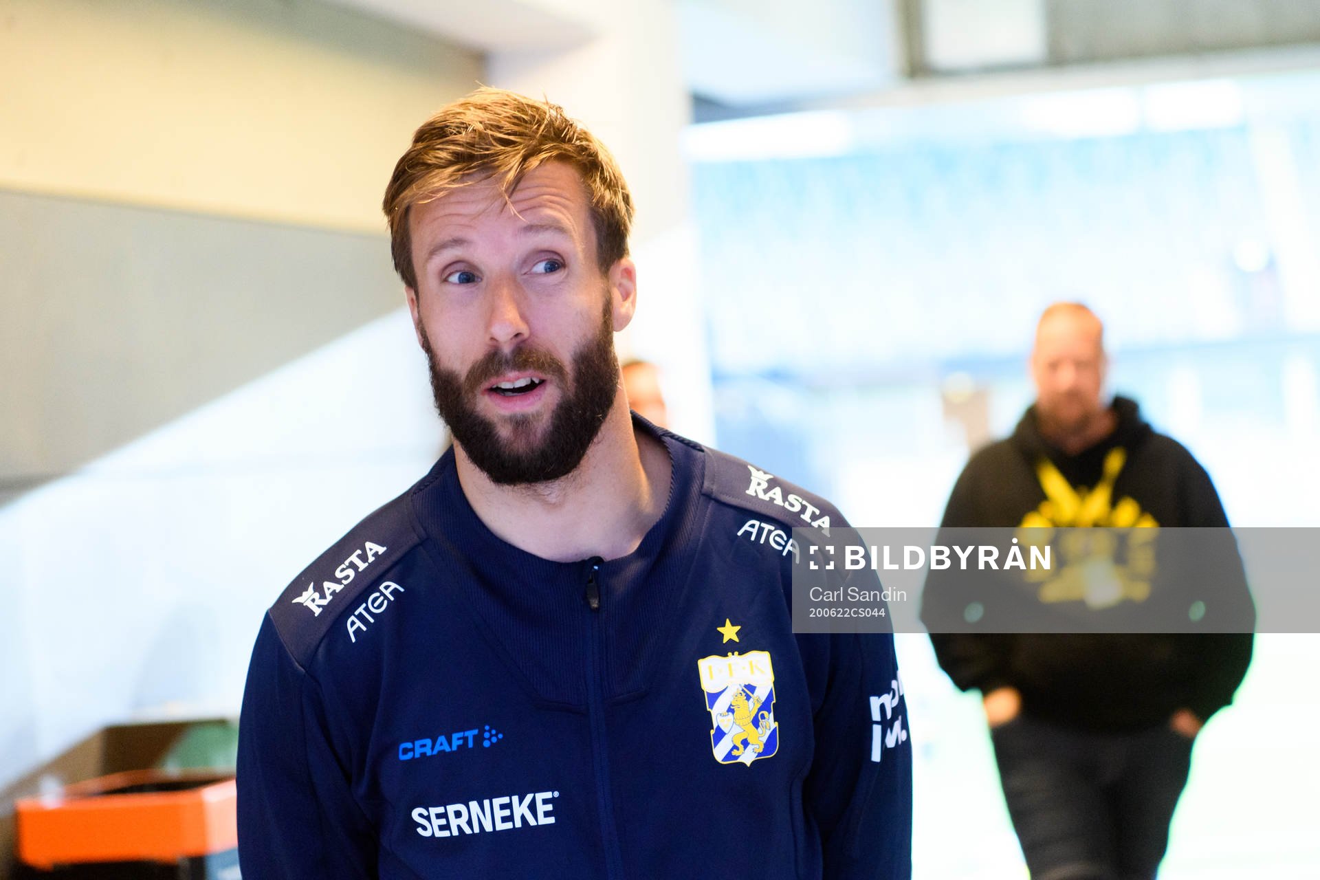 IFK Göteborgs Mattias Bjärsmyr blir intervjuad