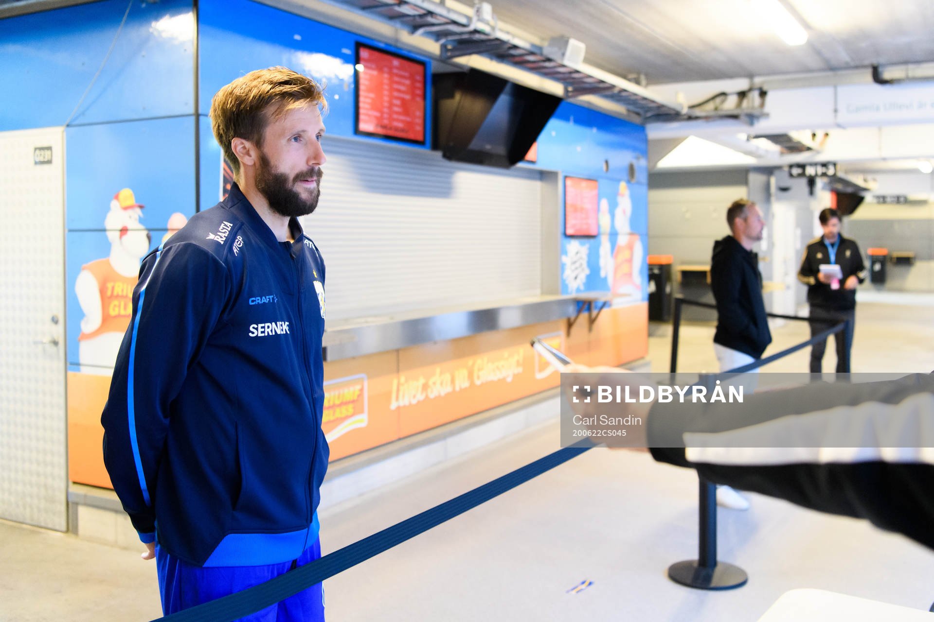 IFK Göteborgs Mattias Bjärsmyr blir intervjuad