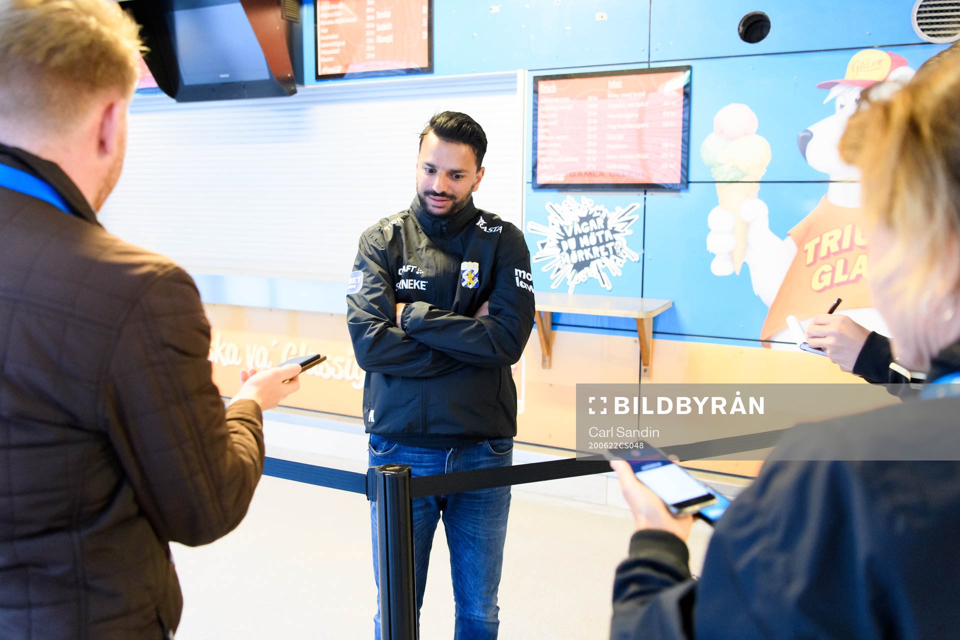 IFK Göteborgs tränare Poya Asbaghi blir intervjuad