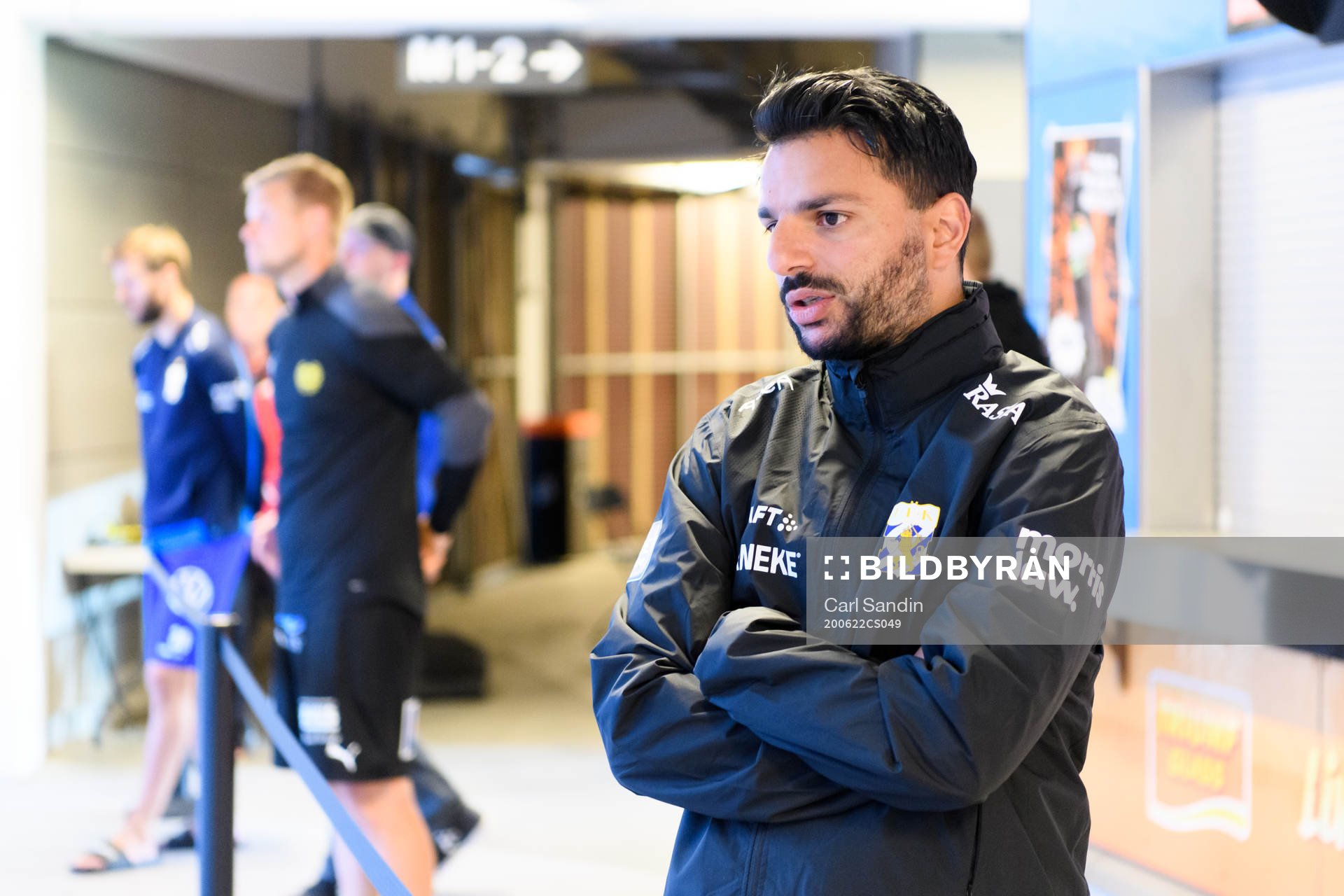 IFK Göteborgs tränare Poya Asbaghi blir intervjuad