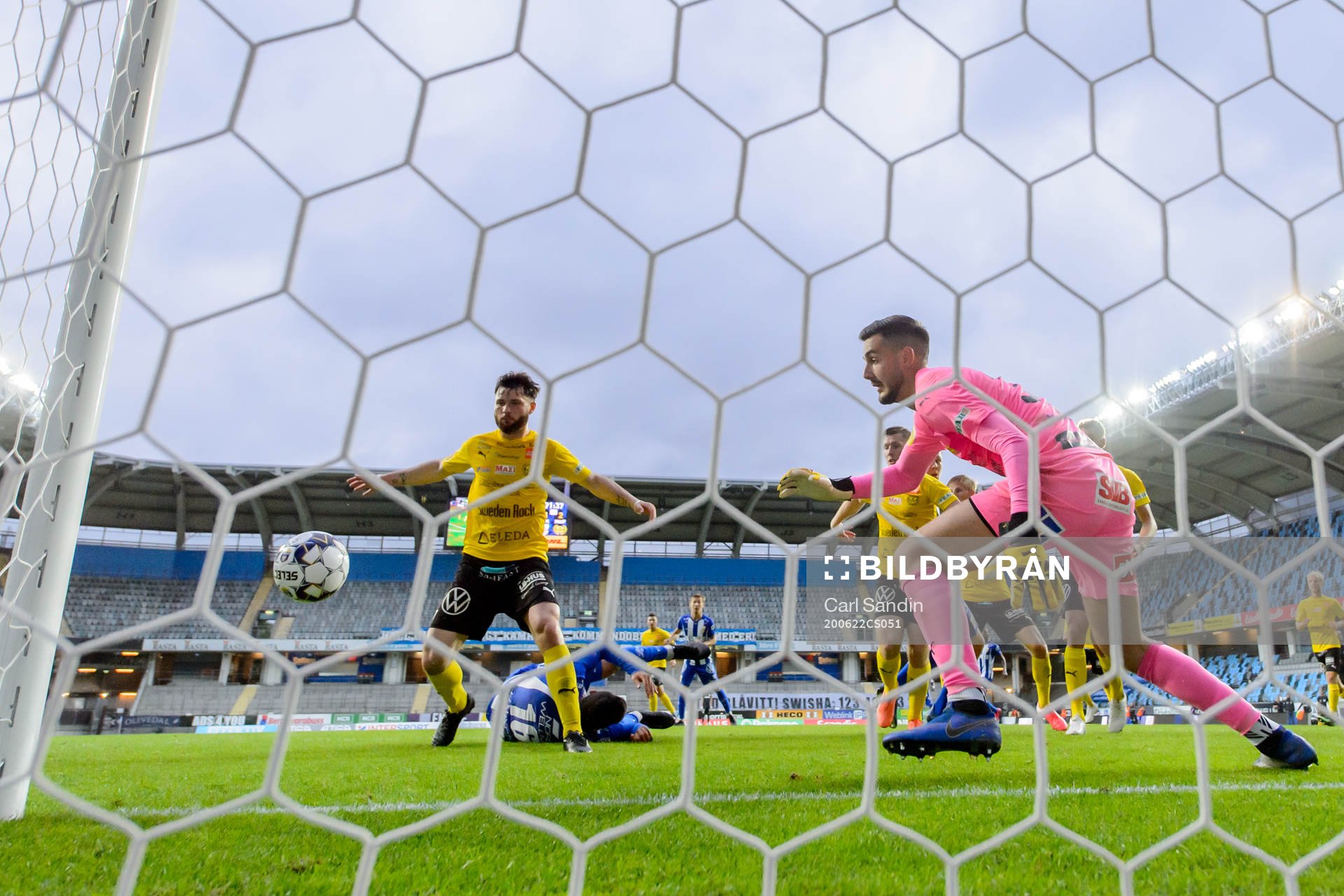 IFK Göteborgs Sargon Abraham nickar bollen till 2-2 bakom