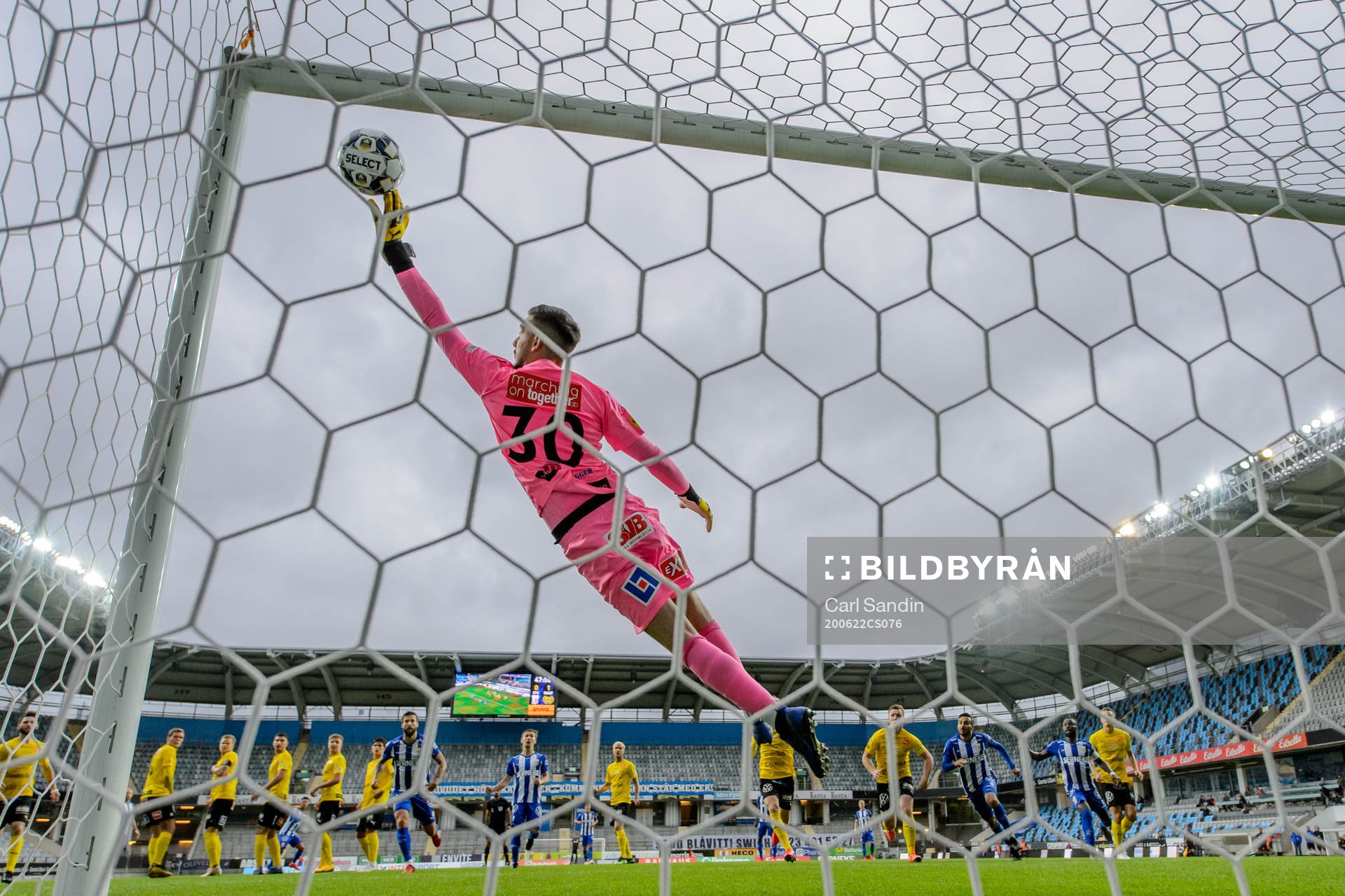 Mjällbys målvakt Marko Johansson kastar sig efter bollen under fotbollsmatchen i Allsvenskan mellan IFK Göteborg och Mjällby den 22 juni 2020 i Göteborg.