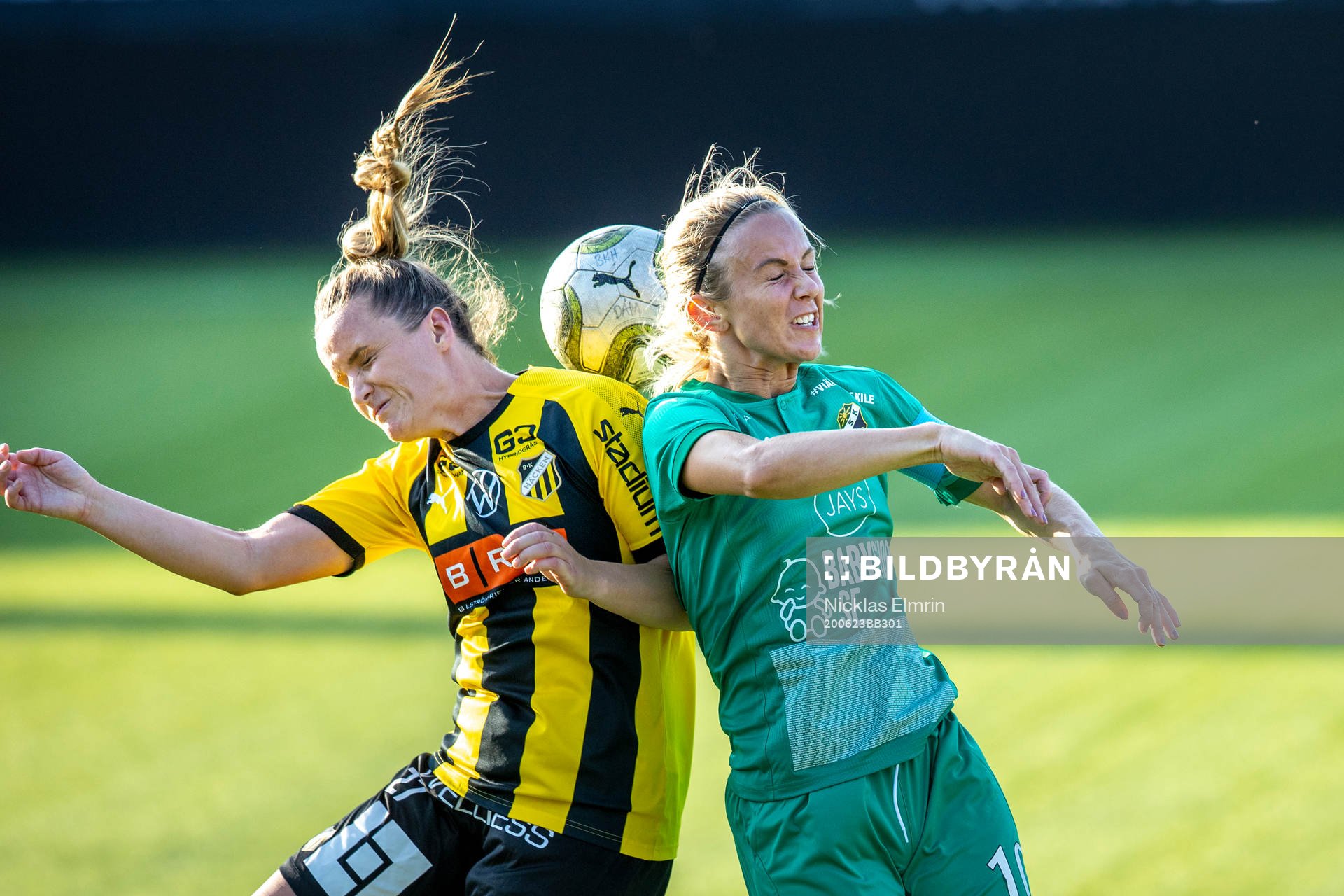 Häckens Emelie Petterssonmot Ljungskiles Sandra Bagger under fotbollsmatchen i Division 2 nordvästra Götaland mellan Häcken och Ljungskile den 23 juni 2020 i Göteborg.