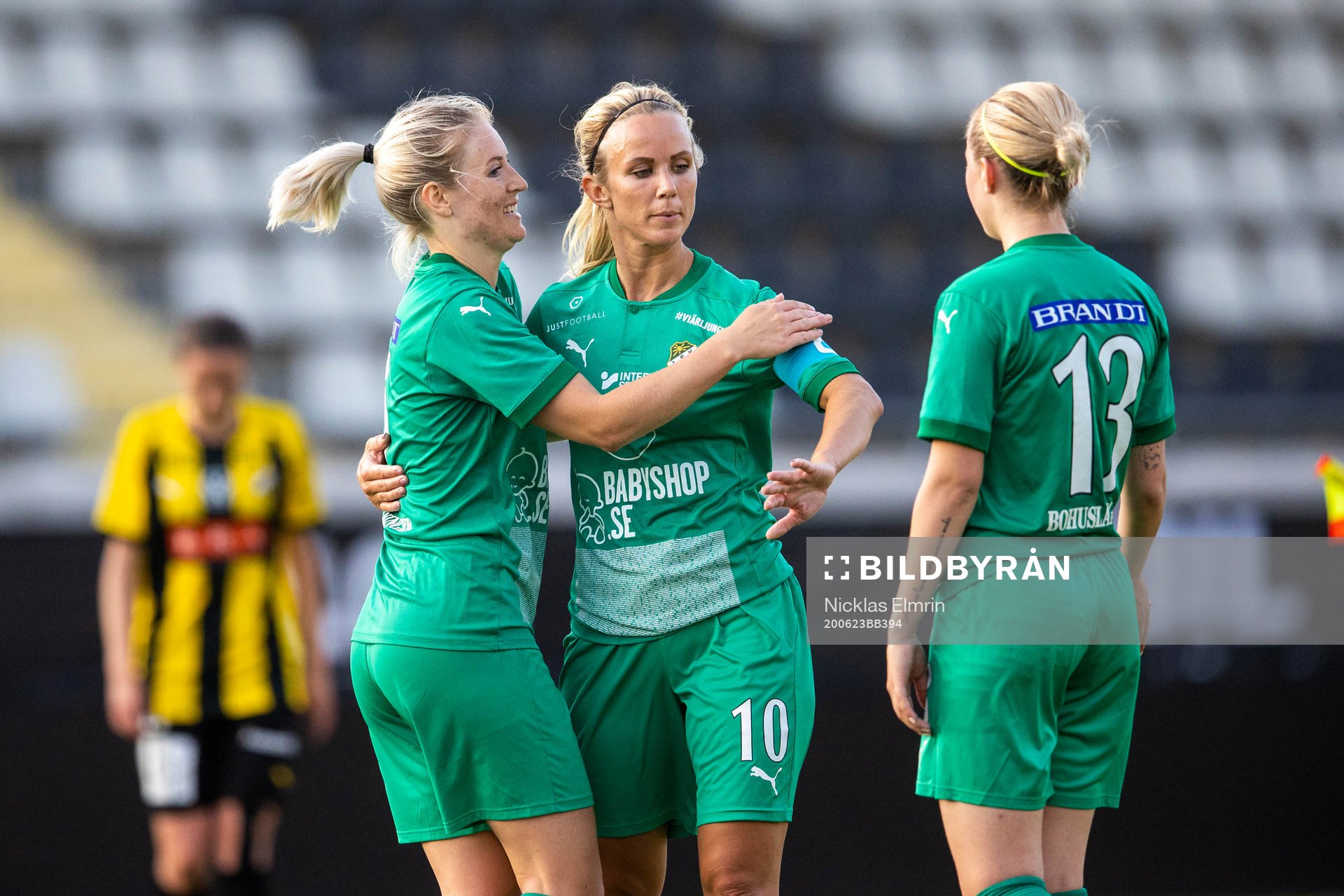 Ljungskiles Amanda Gustavsson, Sandra Bagger och Linnéa Jensen jublar efter segern i fotbollsmatchen i Division 2 nordvästra Götaland mellan Häcken och Ljungskile den 23 juni 2020 i Göteborg.