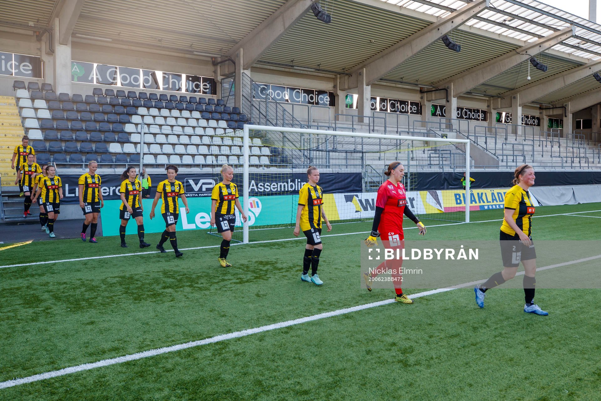 Häckens damlag gör entre till fotbollsmatchen i Division