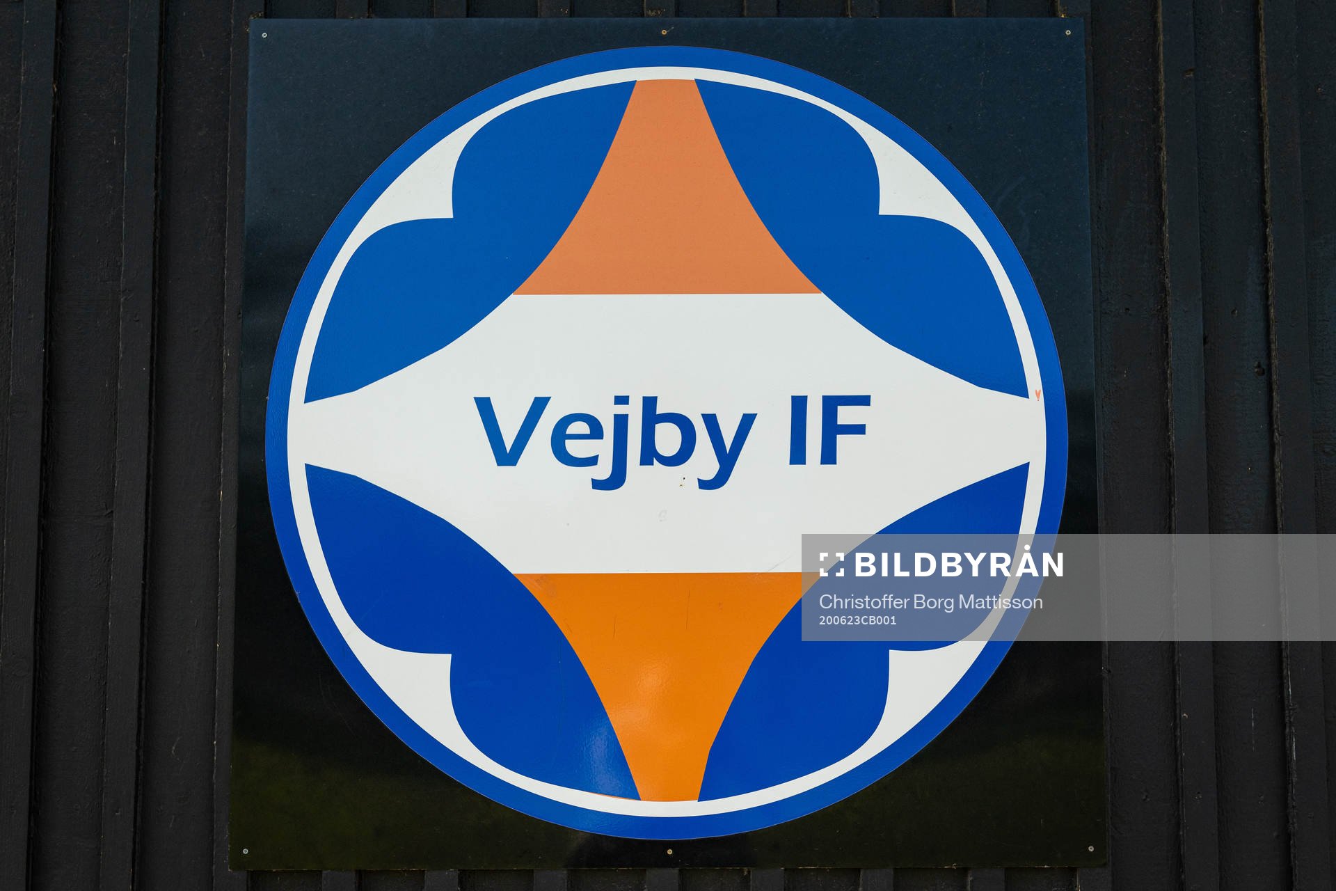 En skylt med Vejby IFs klubbmärke på