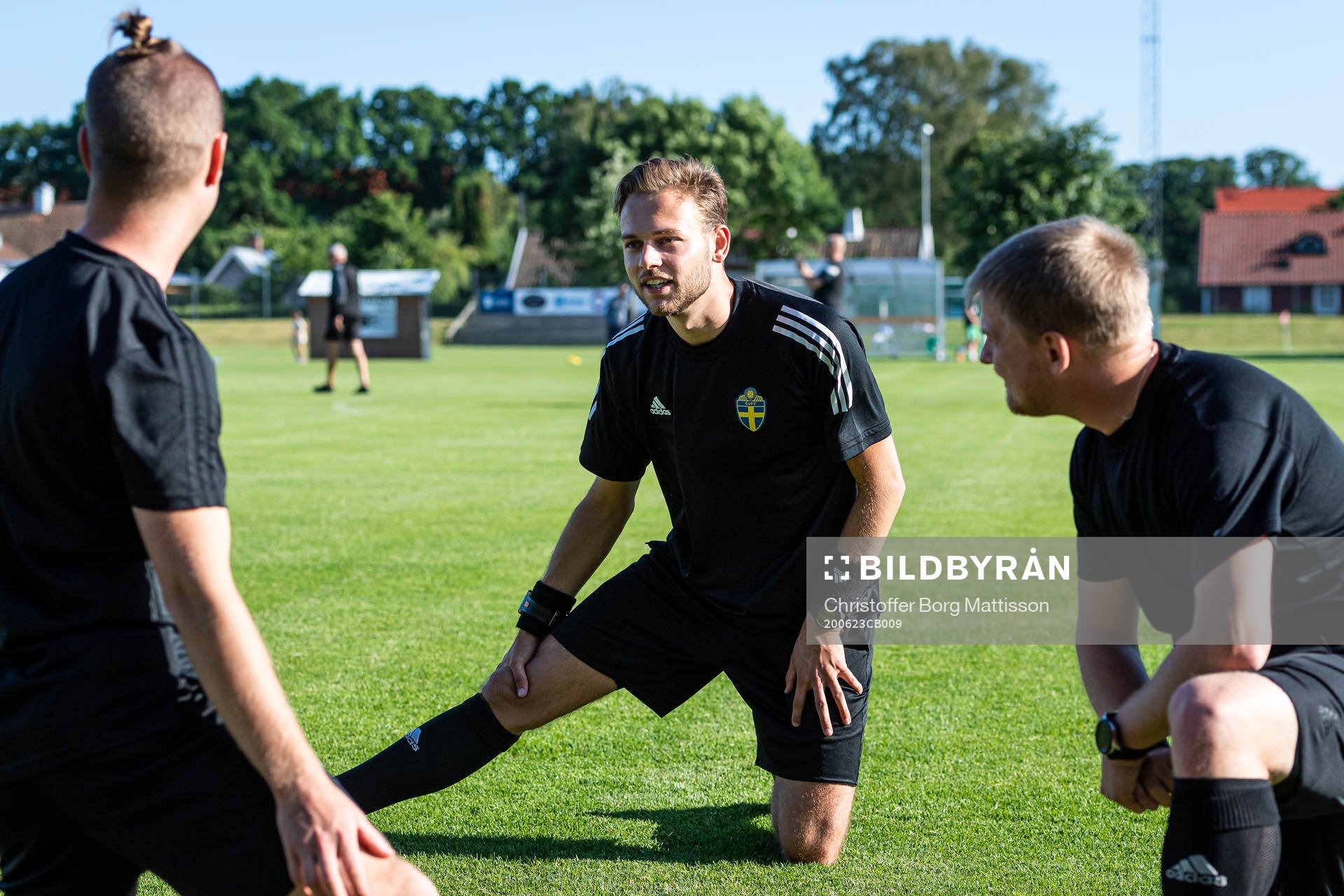 Domare Max Persson i samtal med sina kollegor