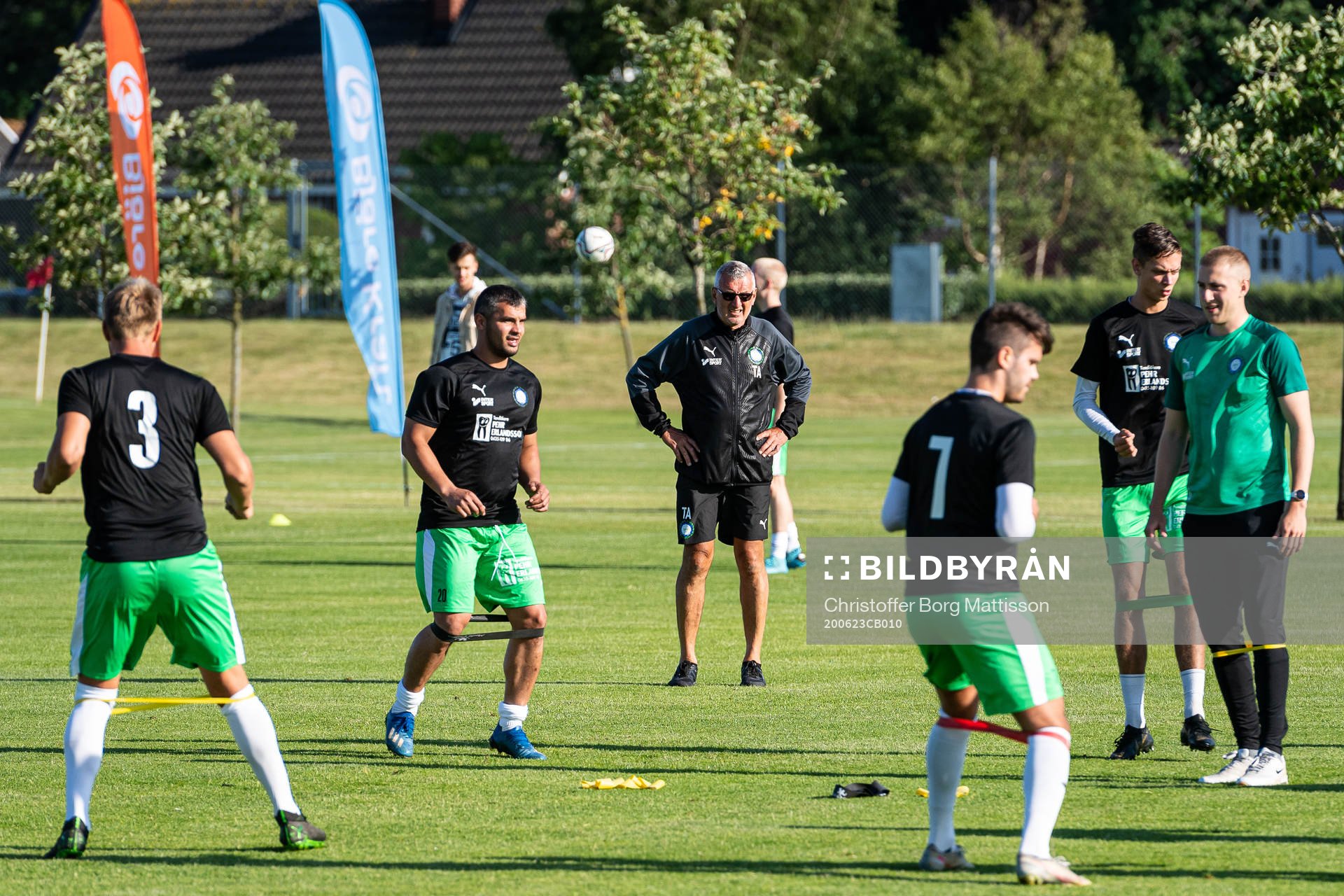 Klippans lagledare Tommy Ahlbäck övervakar spelarna