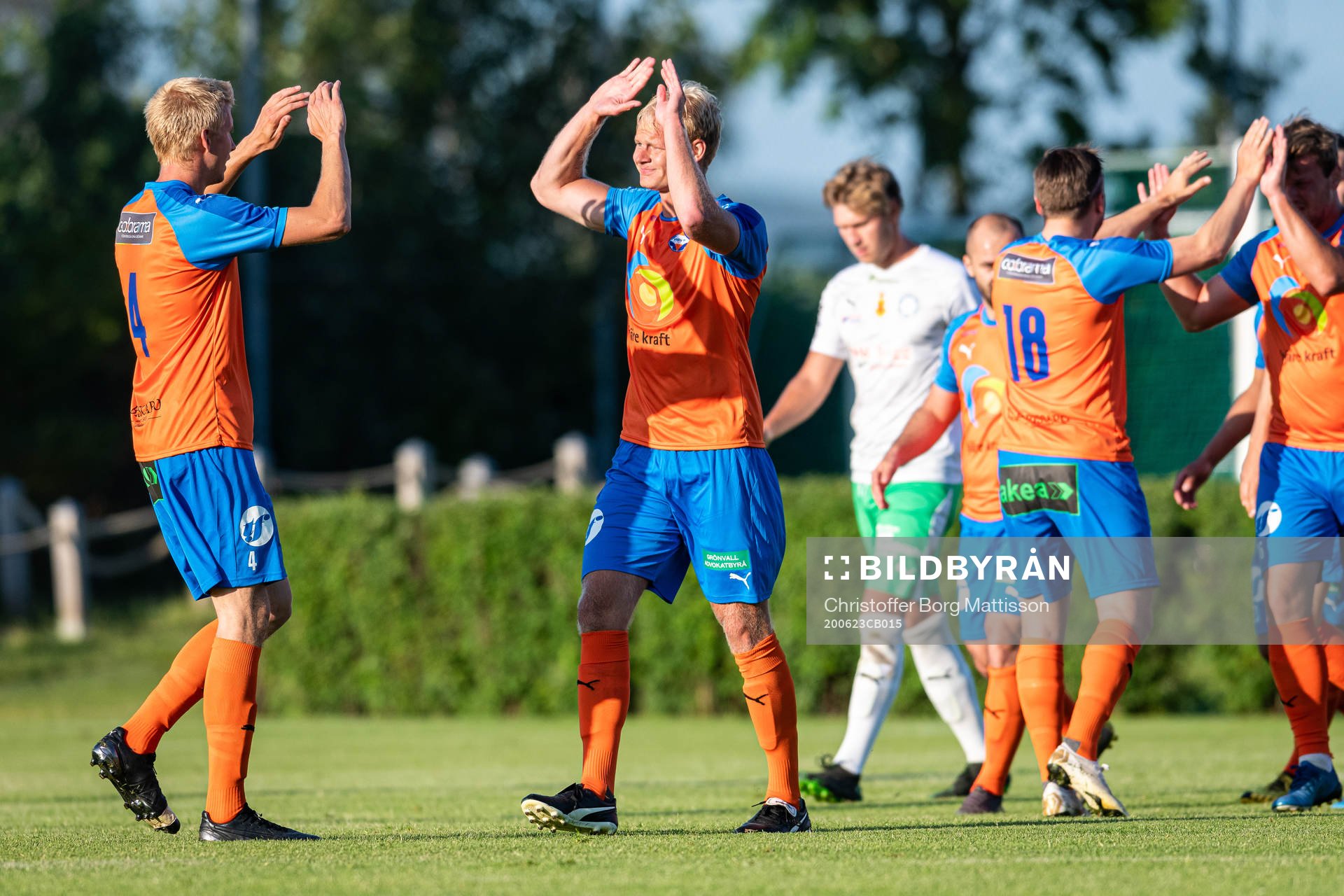 Vejbys Robin Häggström och Emil Persson jublar