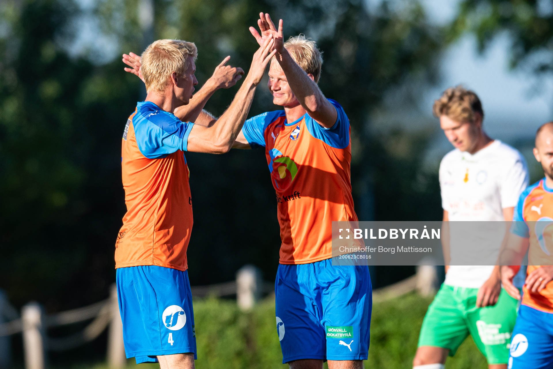 Vejbys Robin Häggström och Emil Persson jublar