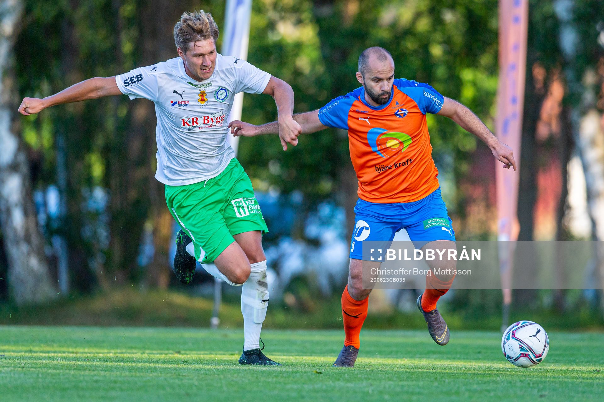 Klippans Konrad Wallin i kamp med Vejbys Kastriot Sogojeva under fotbollsmatchen i Division 3 Sydvästra Götaland mellan Vejby IF och Klippans Förenade FF den 23 juni 2020 i Vejby.