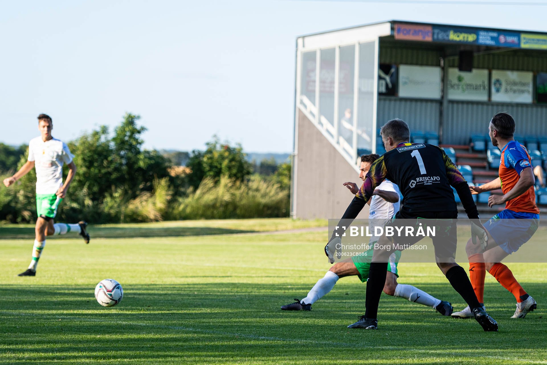 Klippans Dylan Gomli rundar Vejbys målvakt Oskar Anderek