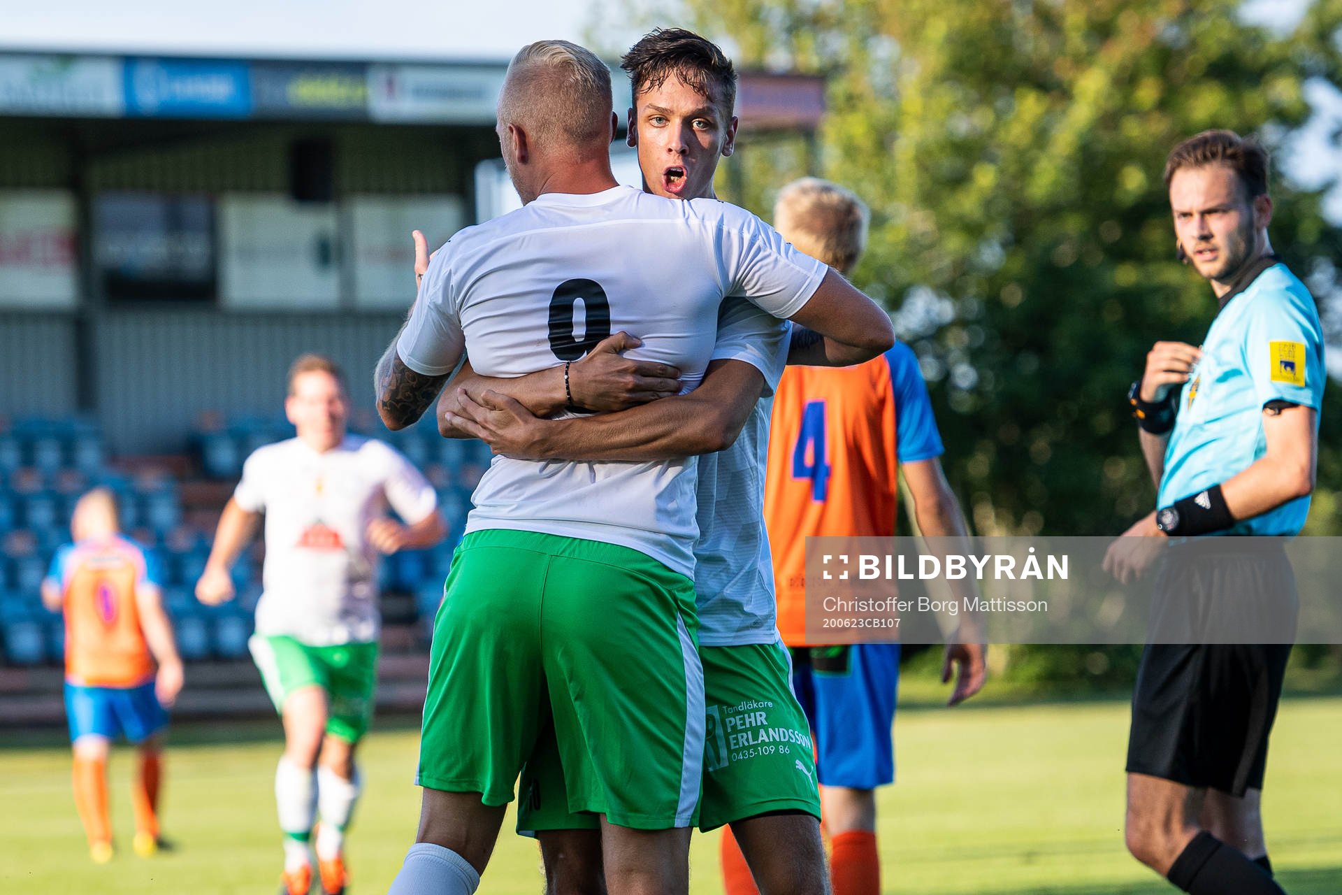 Klippans Tobias Zentio och Cim Nilsson jublar