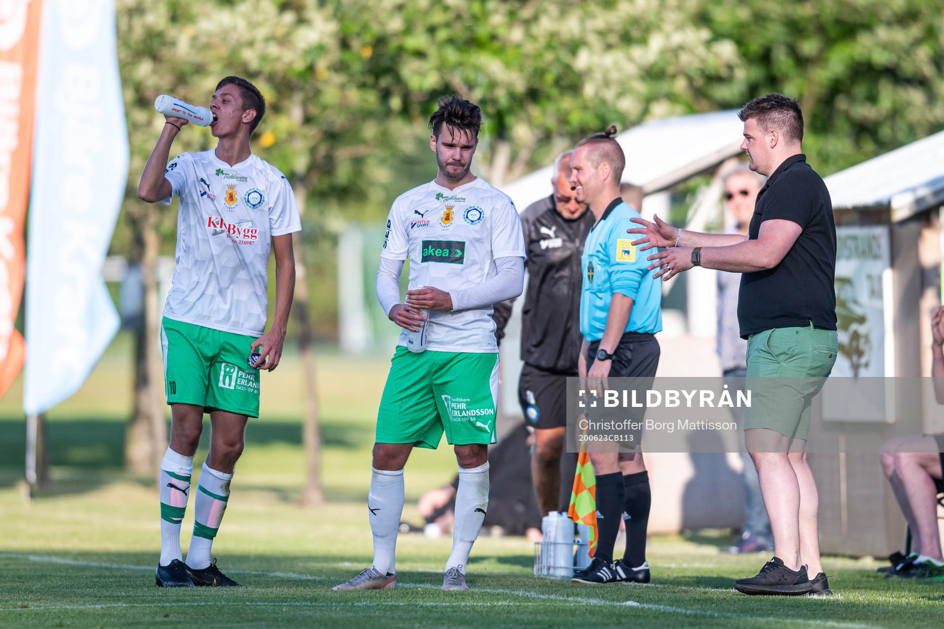 Klippans tränare Emil Bengtsson instruerar spelarna