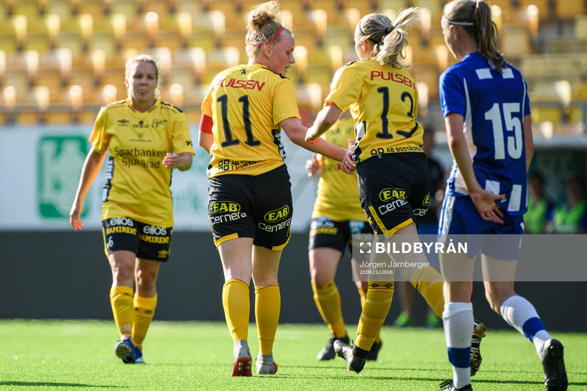 Elfsborgs Leann Nyström jublar med Evelina Brink efter 1-1 under en F14 träningsmatch i fotboll Dam mellan Elfsborg och IFK Göteborg den 23 juni 2020 i Borås.

