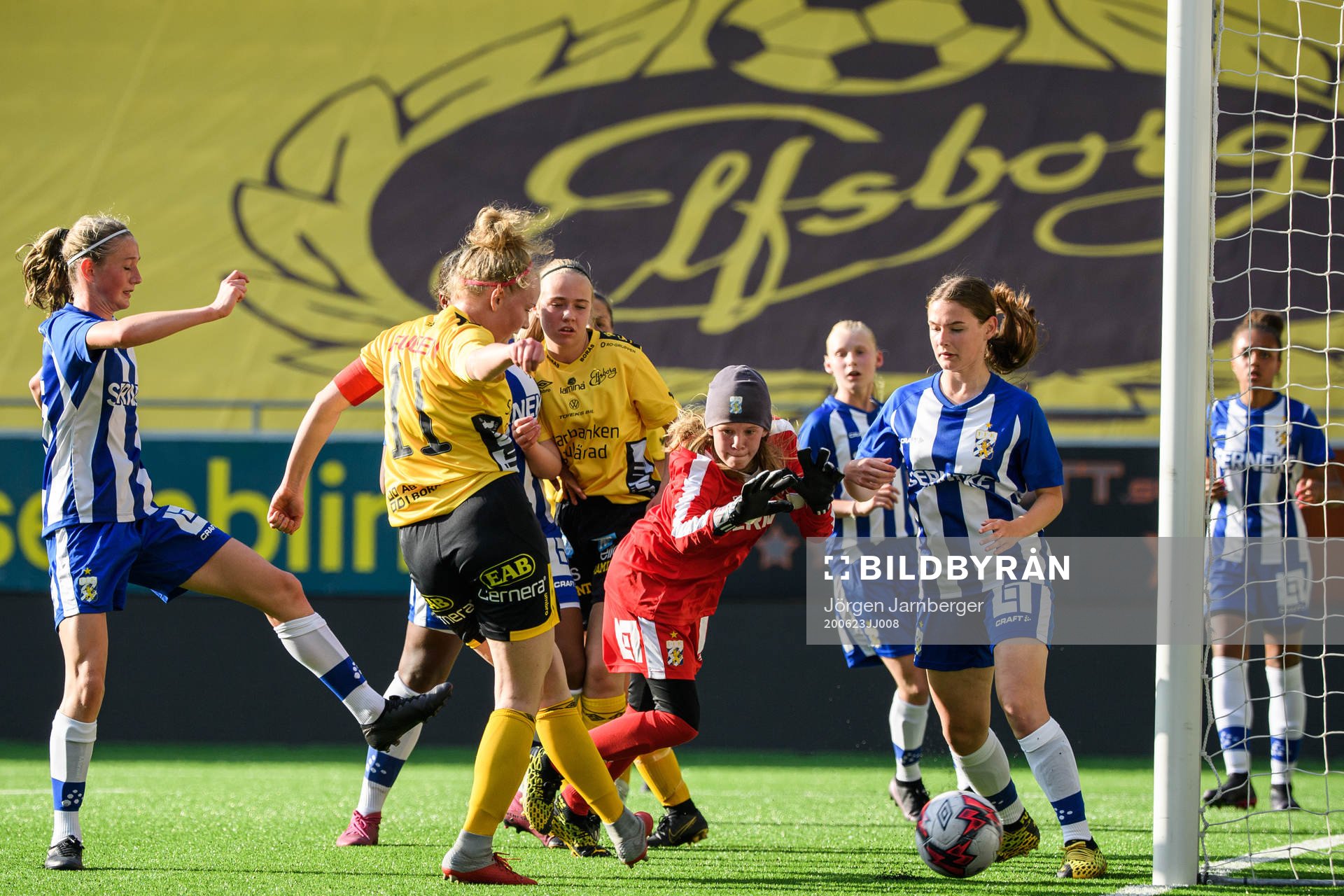 Elfsborgs Leann Nyström i kamp med IFK Göteborgs målvakt Victoria Ljunggren i IFK Göteborgs straffområde under en F14 träningsmatch i fotboll Dam mellan Elfsborg och IFK Göteborg den 23 juni 2020 i Borås.

