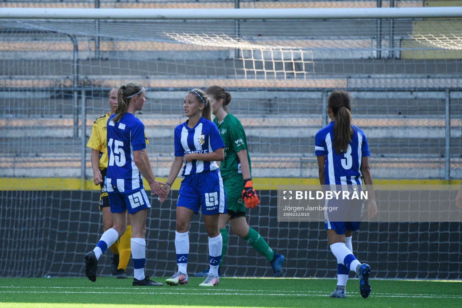 IFK Göteborgs Novalie Jensen jublar med Alexandra Larsson efter mål under en F14 träningsmatch i fotboll Dam mellan Elfsborg och IFK Göteborg den 23 juni 2020 i Borås.