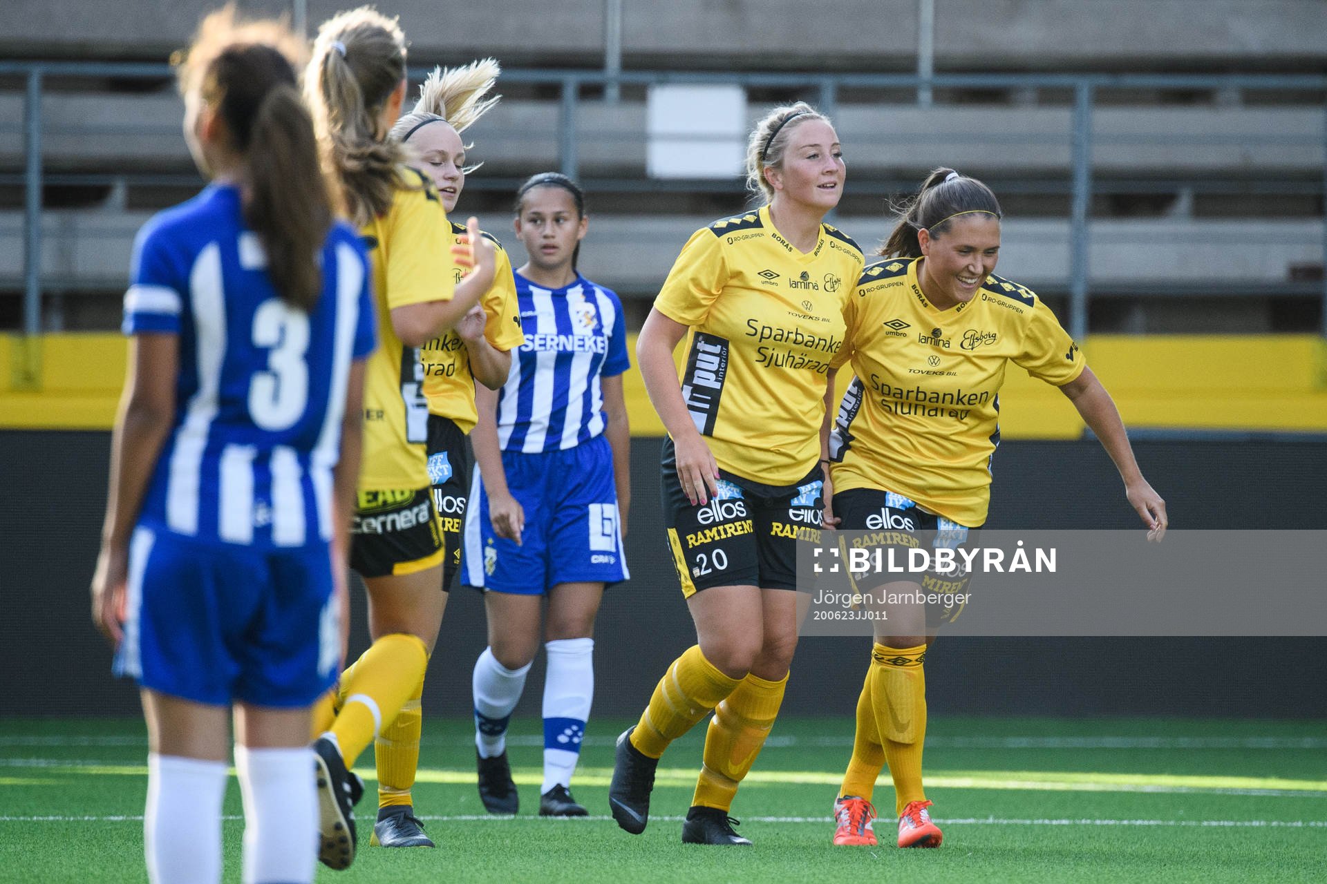 Elfsborgs Ebba Johansson jublar med Johanna Kalinski