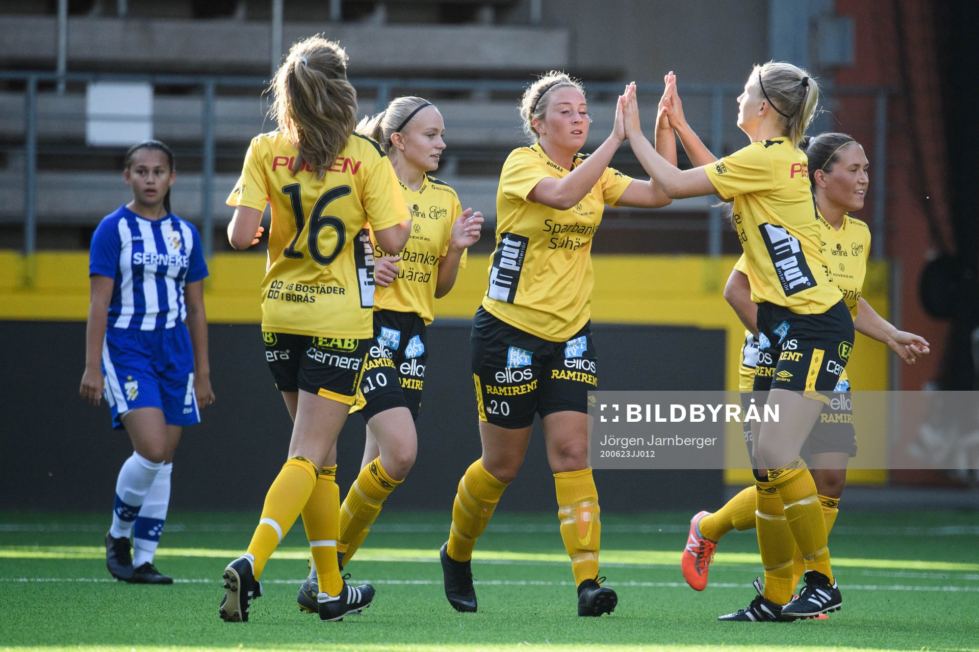 Elfsborgs Ebba Johansson jublar med lagkamrater