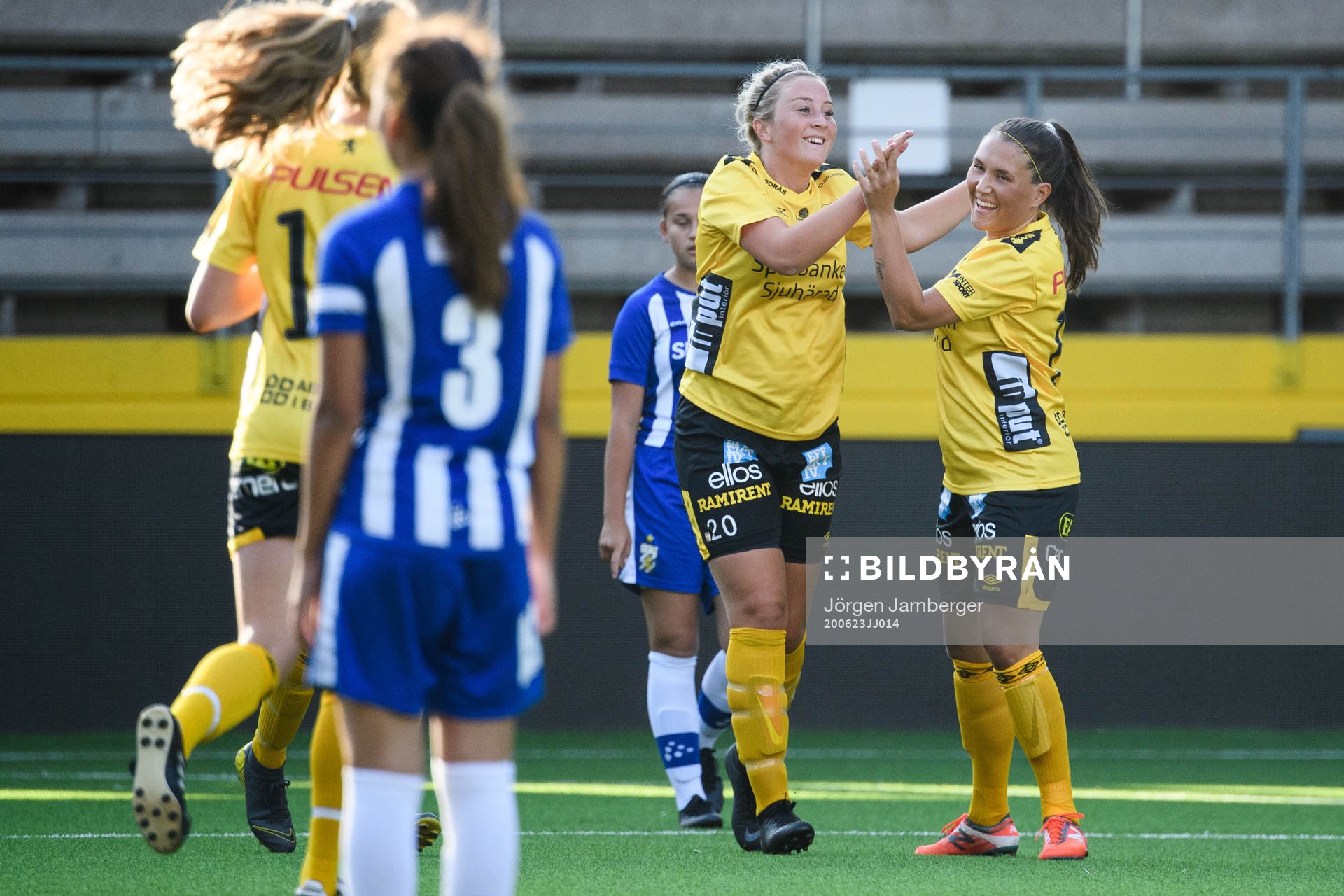 Elfsborgs Ebba Johansson jublar med Johanna Kalinski