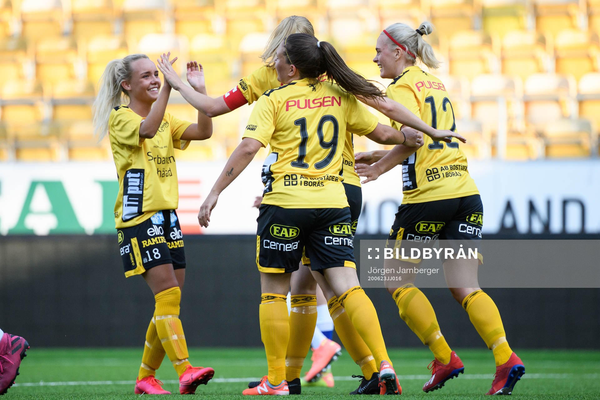 Elfsborgs Gabriella Uddh jublar med lagkamrater efter att gjort mål under en F14 träningsmatch i fotboll Dam mellan Elfsborg och IFK Göteborg den 23 juni 2020 i Borås.