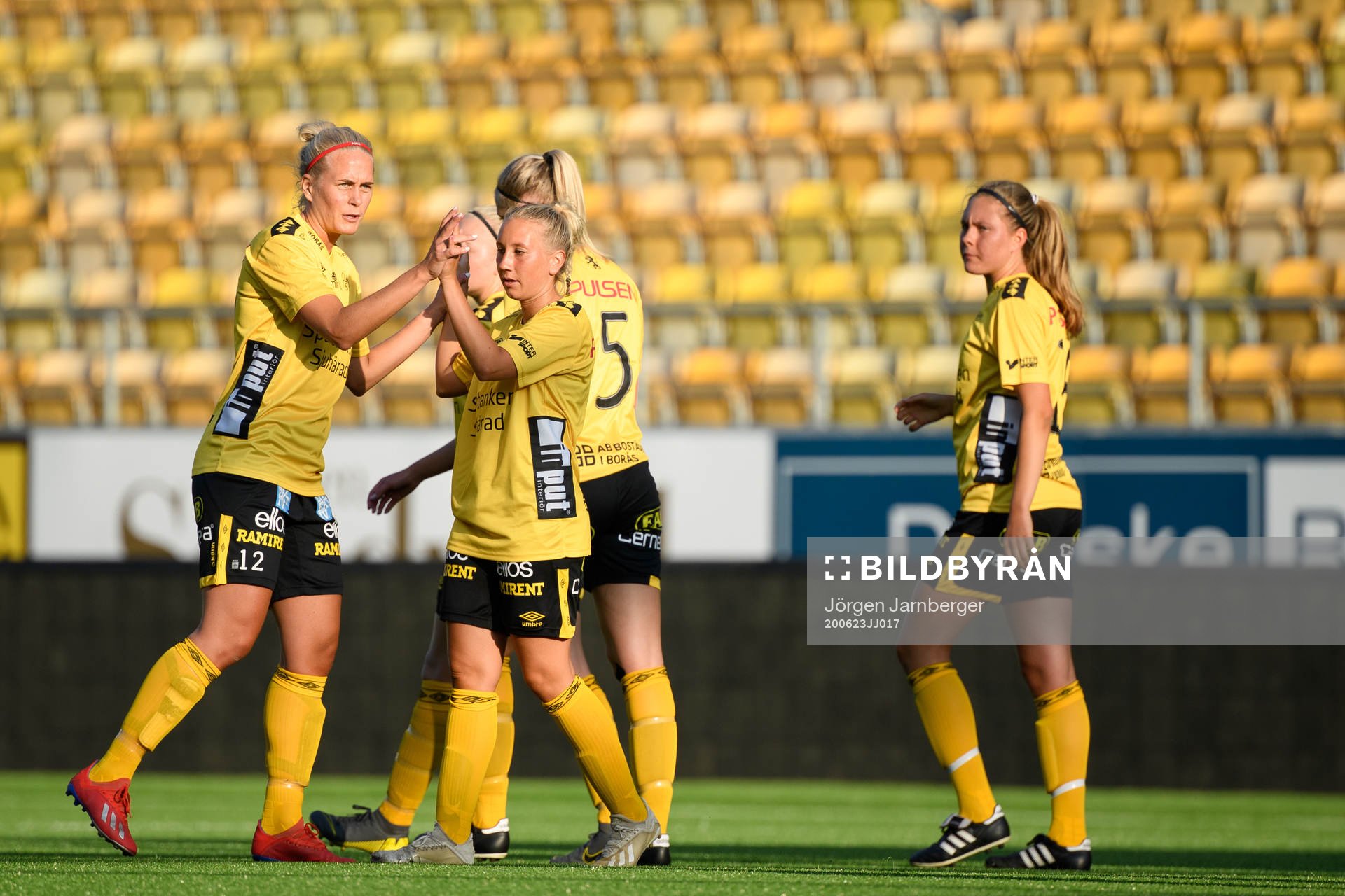 Elfsborgs Cornelia Andersson jublar med Ellen Larsson