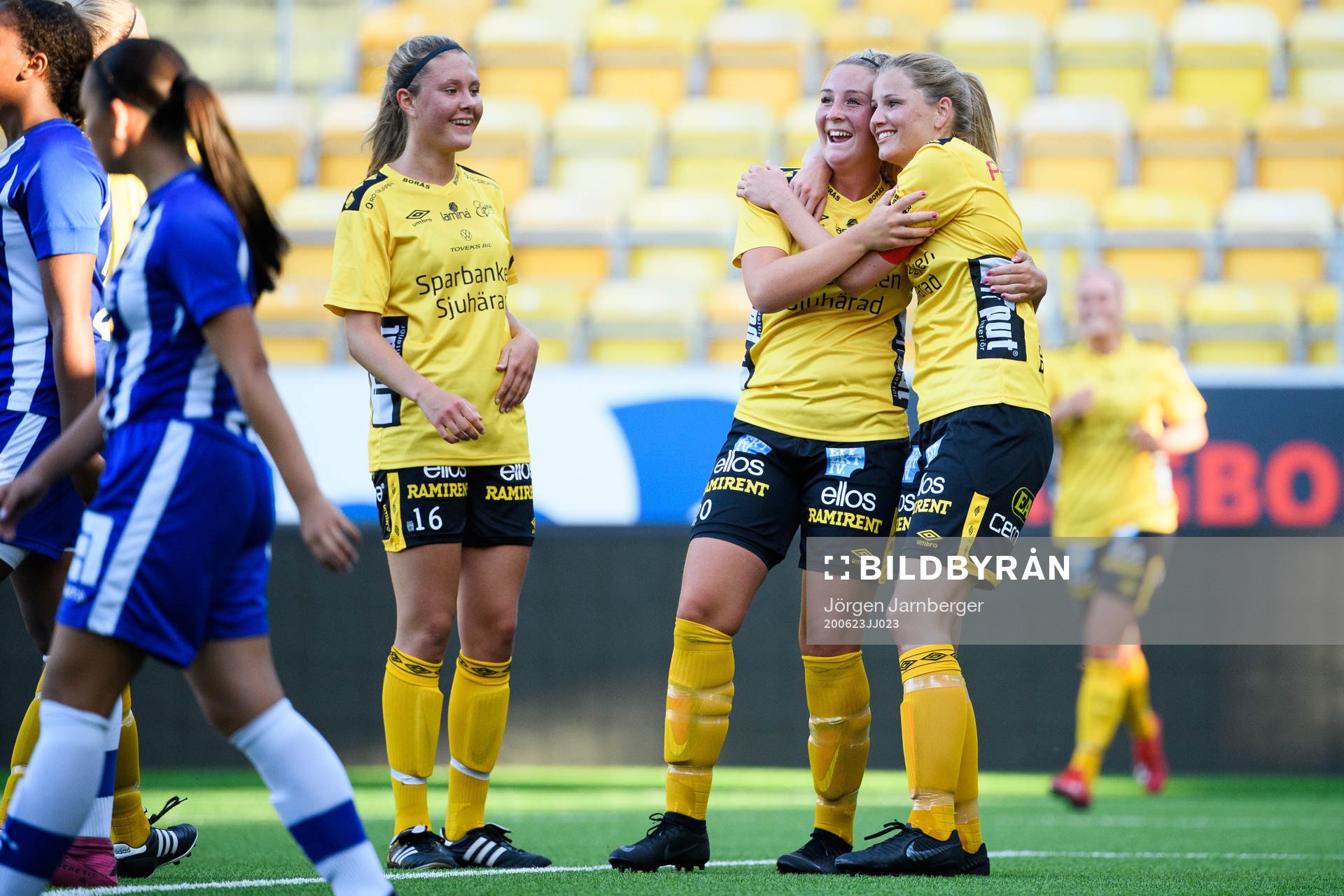 Elfsborgs Gabriella Uddh jublar med Ebba Johansson och