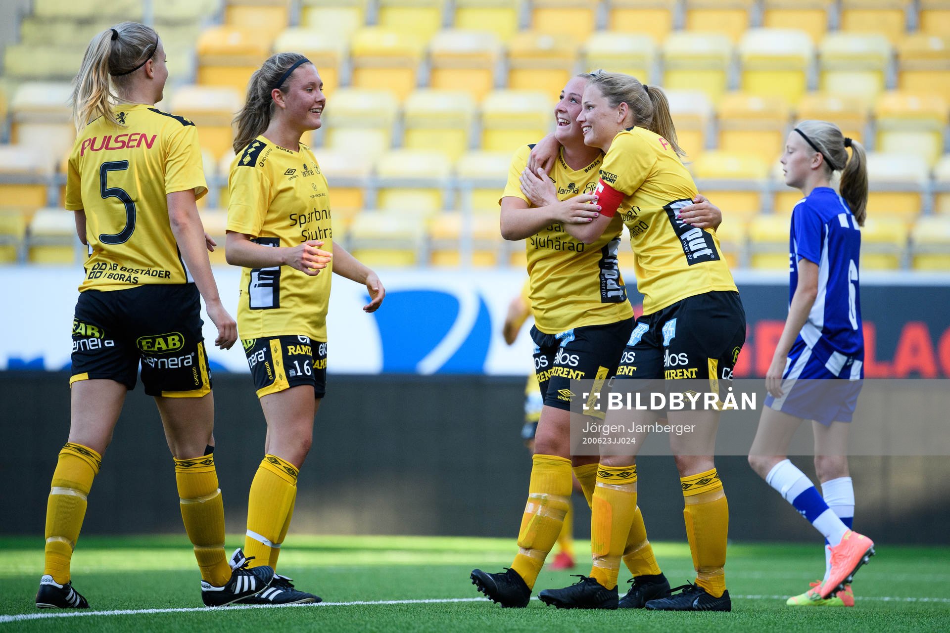 Elfsborgs Gabriella Uddh jublar med Ebba Johansson och