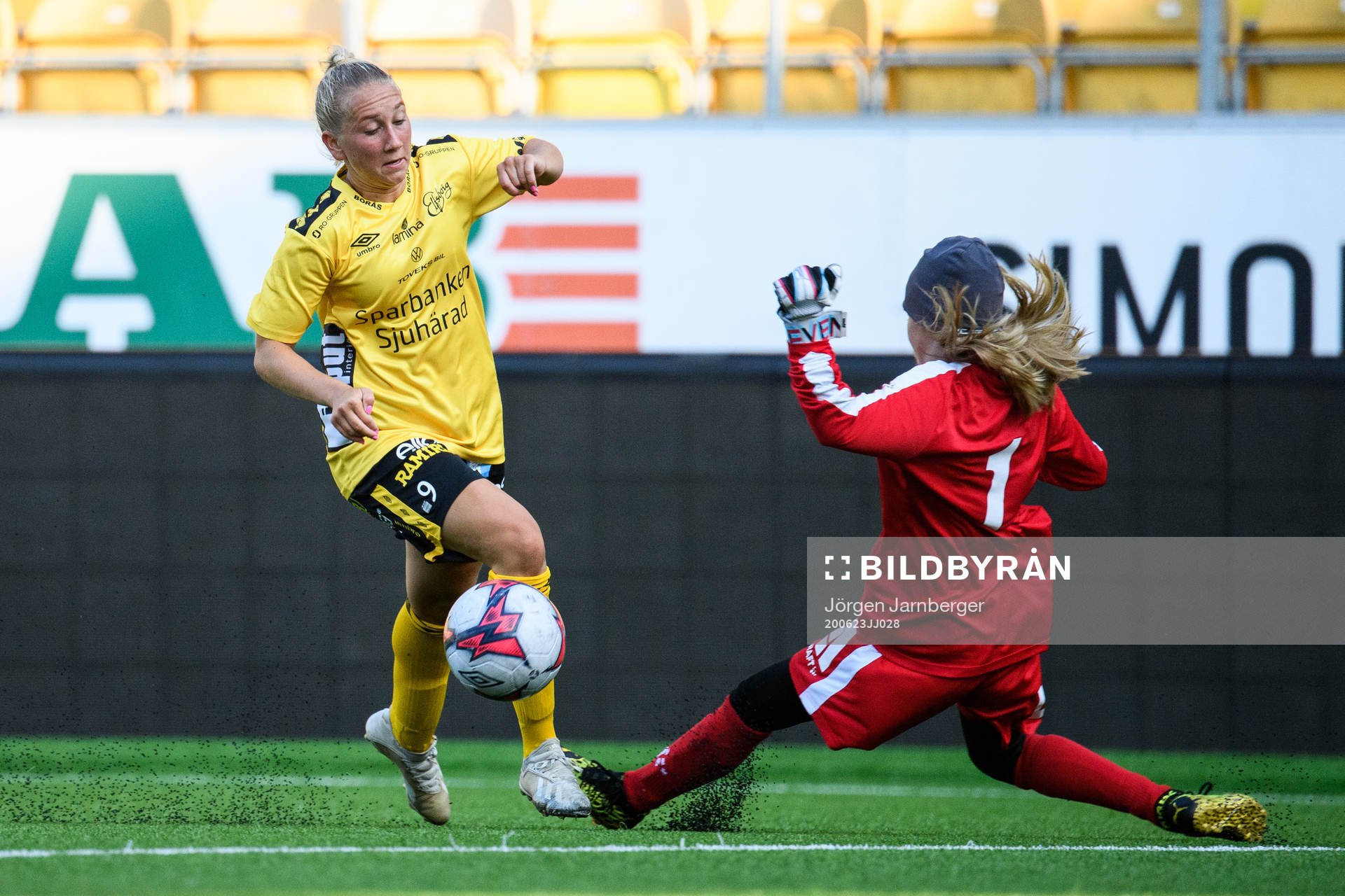 Elfsborgs Cornelia Andersson och IFK Göteborgs målvakt