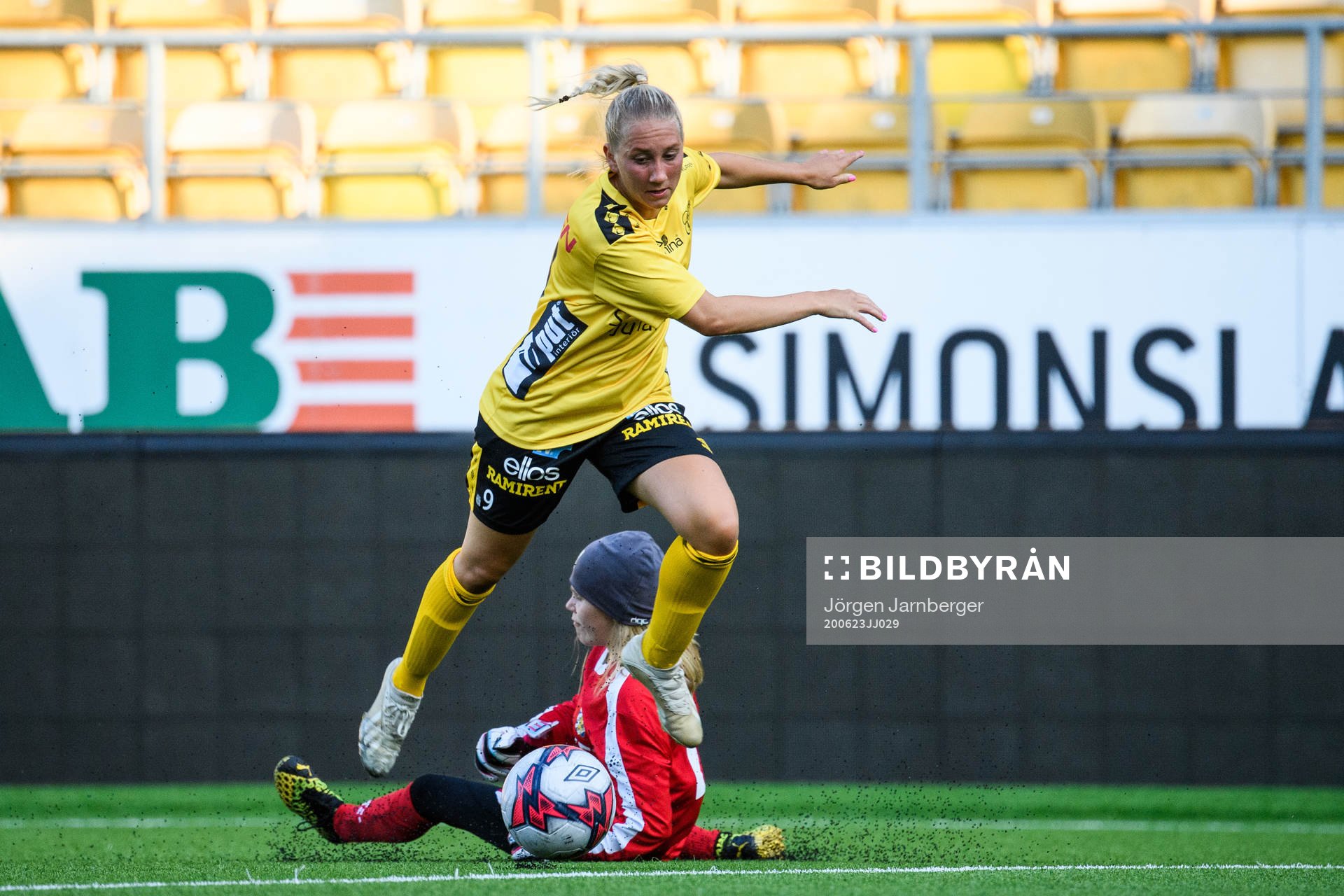 Elfsborgs Cornelia Andersson och IFK Göteborgs målvakt