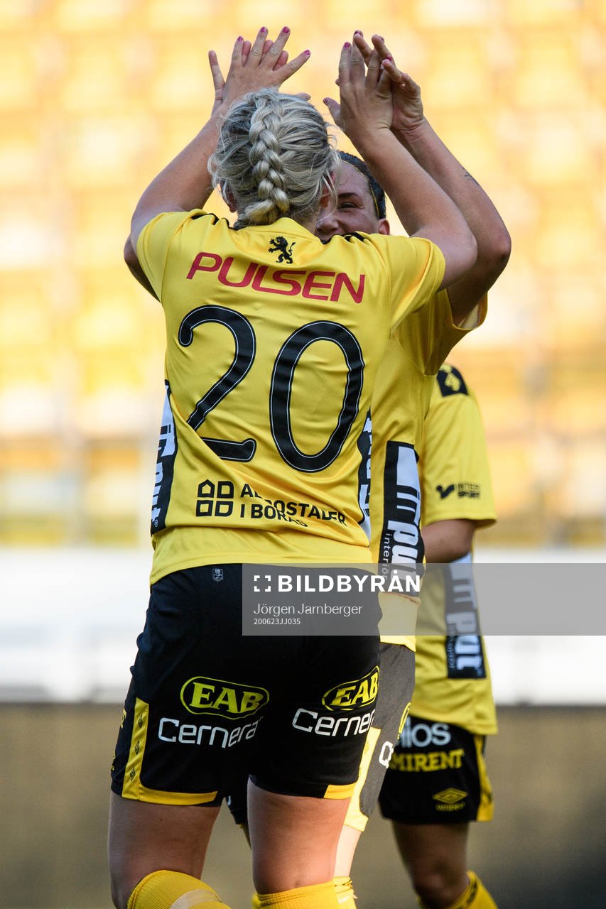 Elfsborgs Ebba Johansson jublar med lagkamrater efter att gjort mål under en F14 träningsmatch i fotboll Dam mellan Elfsborg och IFK Göteborg den 23 juni 2020 i Borås.
