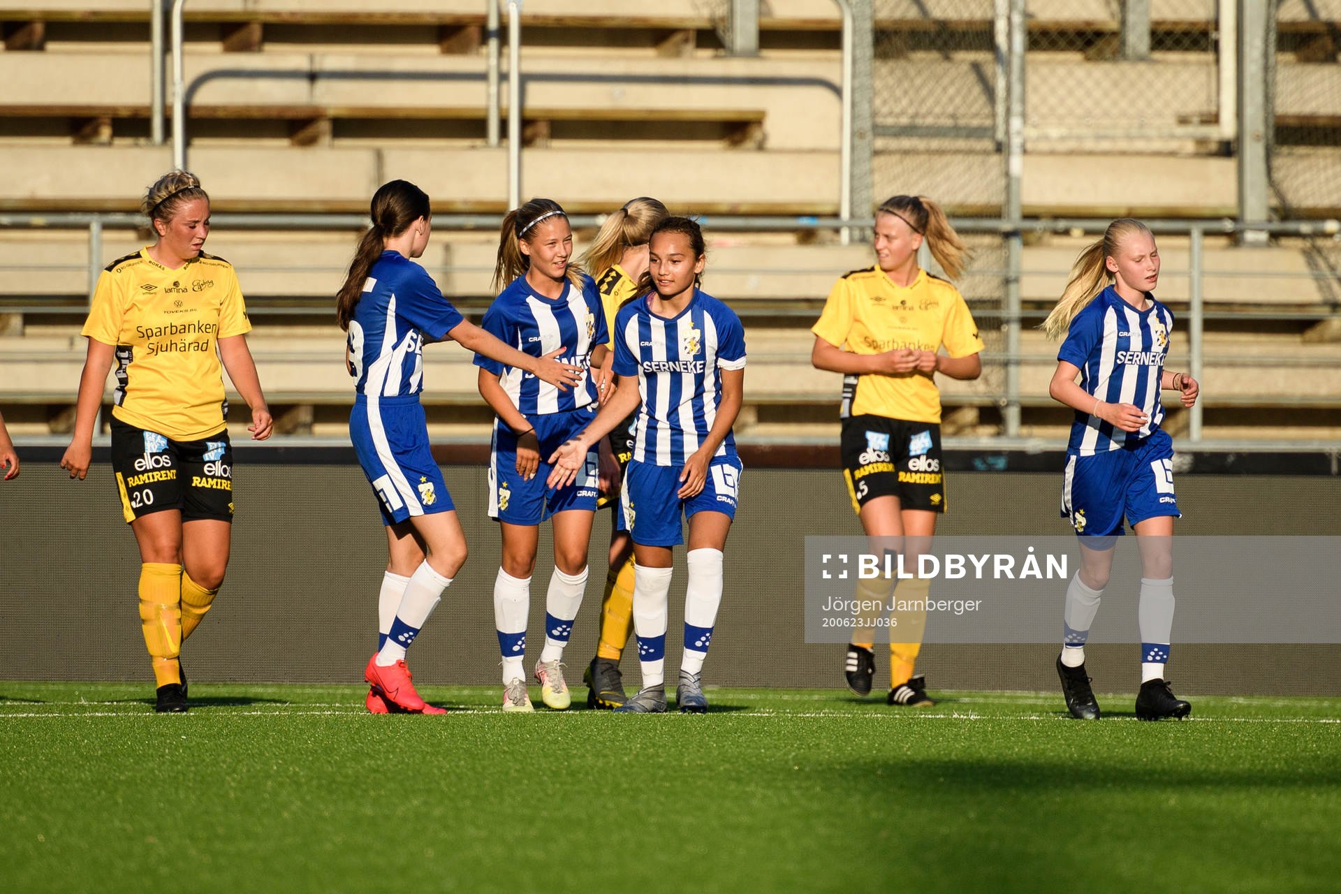 IFK Göteborgs Olivia Jonsson jublar med lagkamraterna efter att gjort mål under en F14 träningsmatch i fotboll Dam mellan Elfsborg och IFK Göteborg den 23 juni 2020 i Borås.