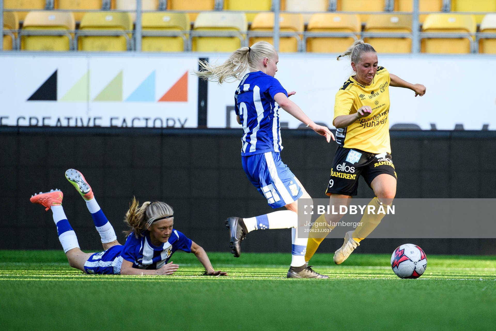 Elfsborgs Cornelia Andersson i kamp med IFK Göteborgs Olivia Jonsson och Filippa Andersson under en F14 träningsmatch i fotboll Dam mellan Elfsborg och IFK Göteborg den 23 juni 2020 i Borås.