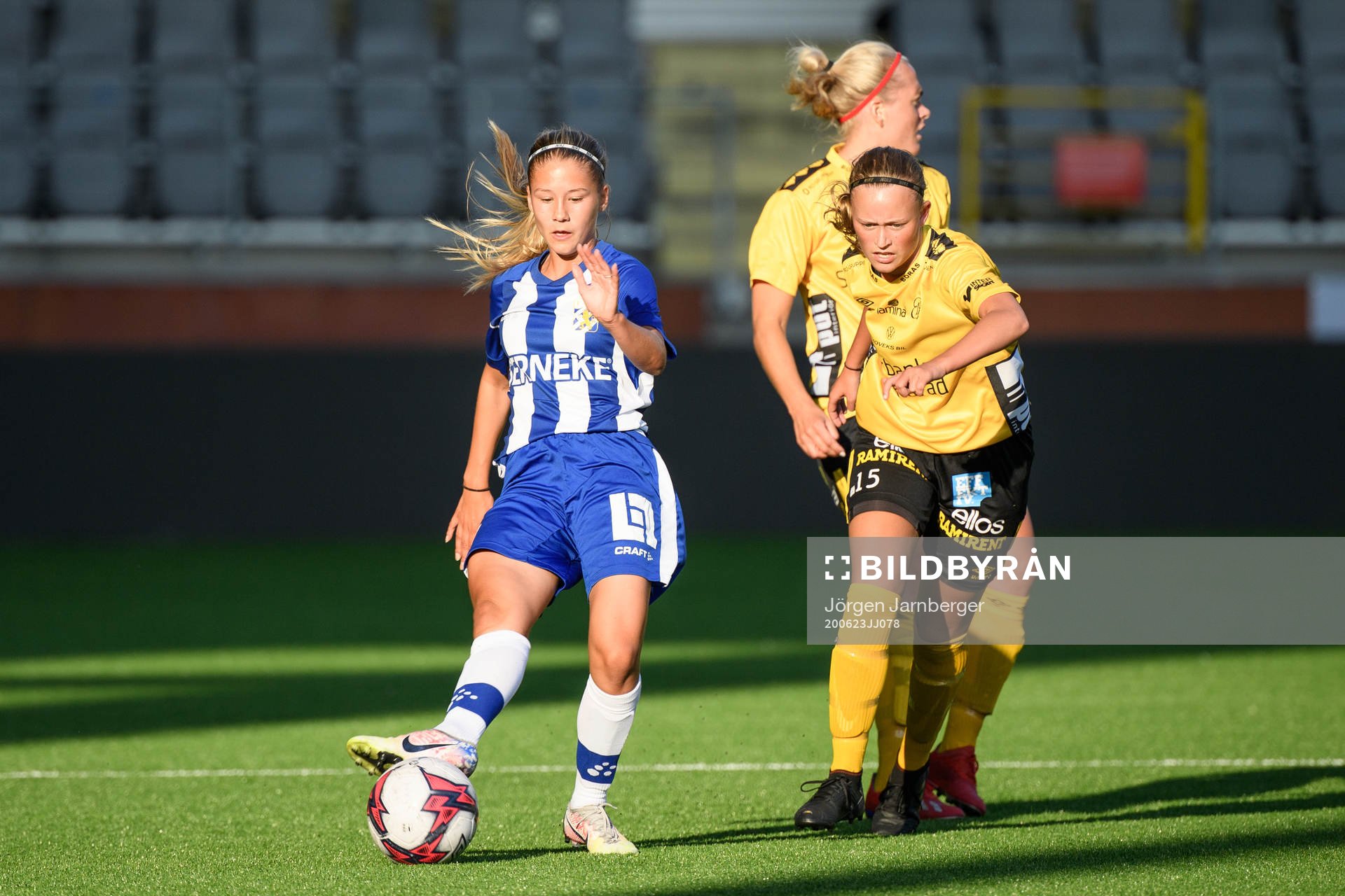 IFK Göteborgs Novalie Jensen i kamp med Elfsborgs Ebba Nåfält och Ellen Larsson under en F14 träningsmatch i fotboll Dam mellan Elfsborg och IFK Göteborg den 23 juni 2020 i Borås.