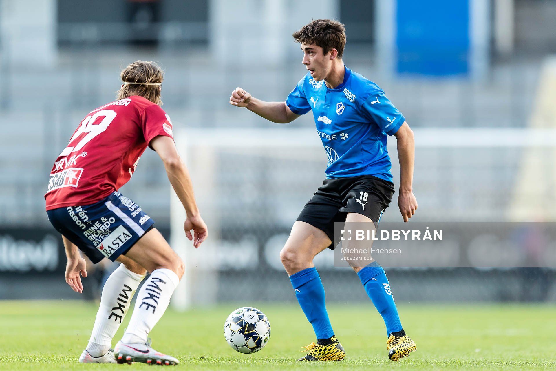 Halmstads Emil Tot Wikström och Örgrytes Danny Ervik