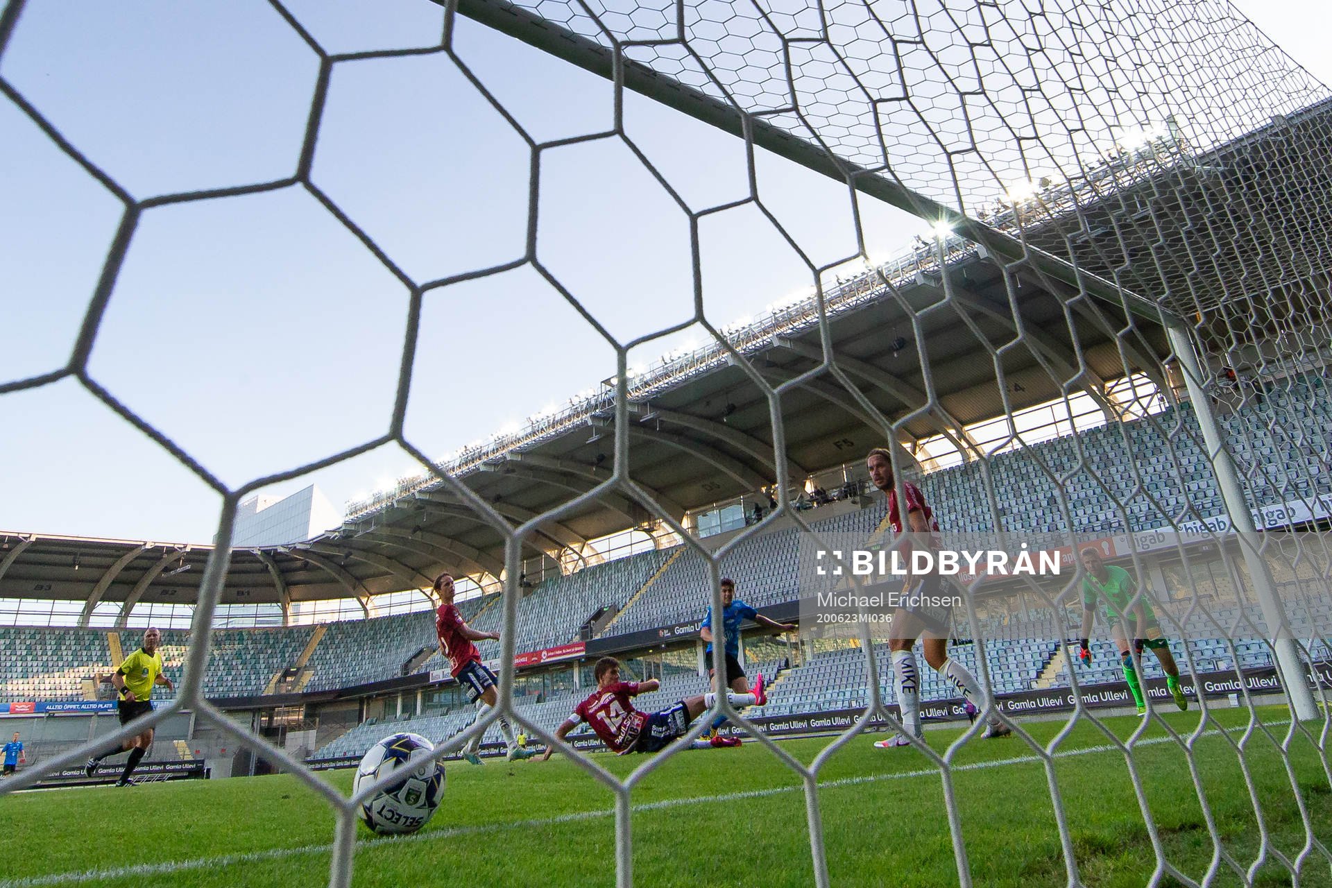 Halmstads Emil Tot Wikström skjuter in 0-3 i tomt  mål