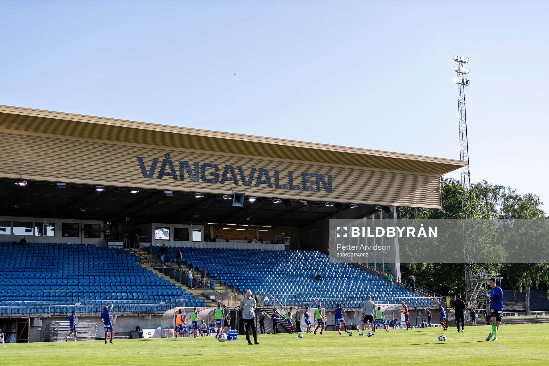 Spelarna värmer upp på Vångavallen