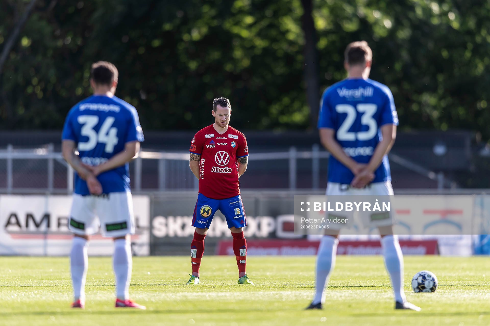 Östers Johan Persson deltar i en tyst minut för att hedra