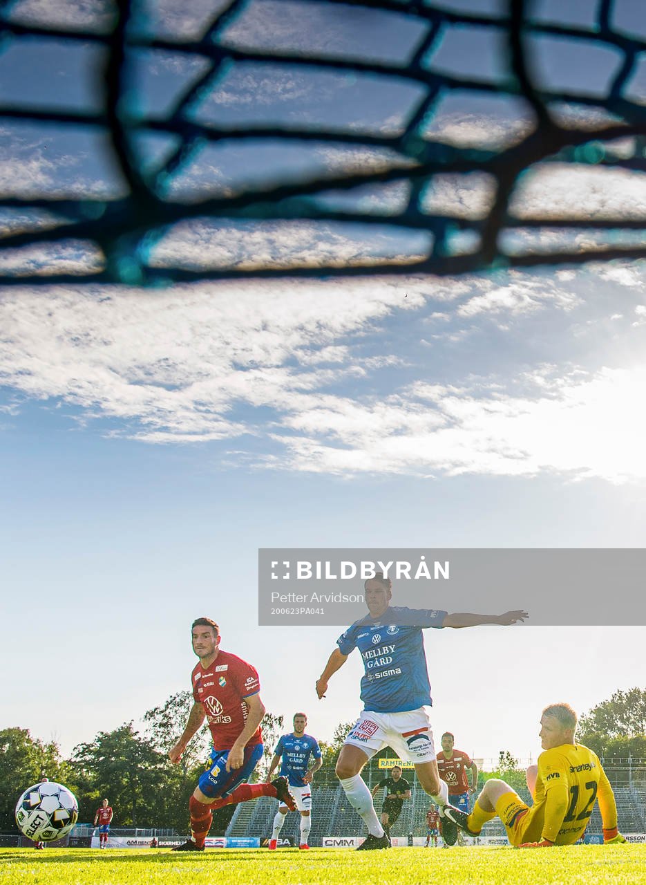 Östers James Keene oroar mot Trelleborgs Fredrik Liverstam