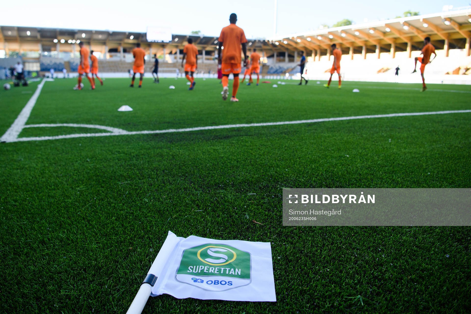 Hörnflagga framför AFC Eskilstunas spelare