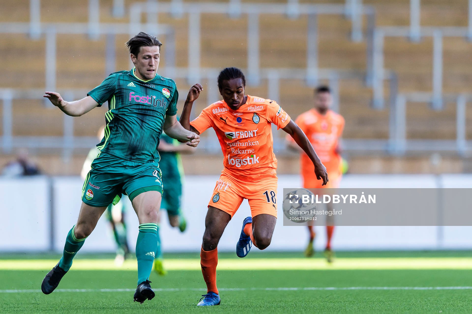 Dalkurds Johan Stenberg och AFC Eskilstunas Francis Jno-Baptiste under fotbollsmatchen i Superettan  mellan Dalkurd och AFC Eskilstuna den 23 juni 2020 i Uppsala.