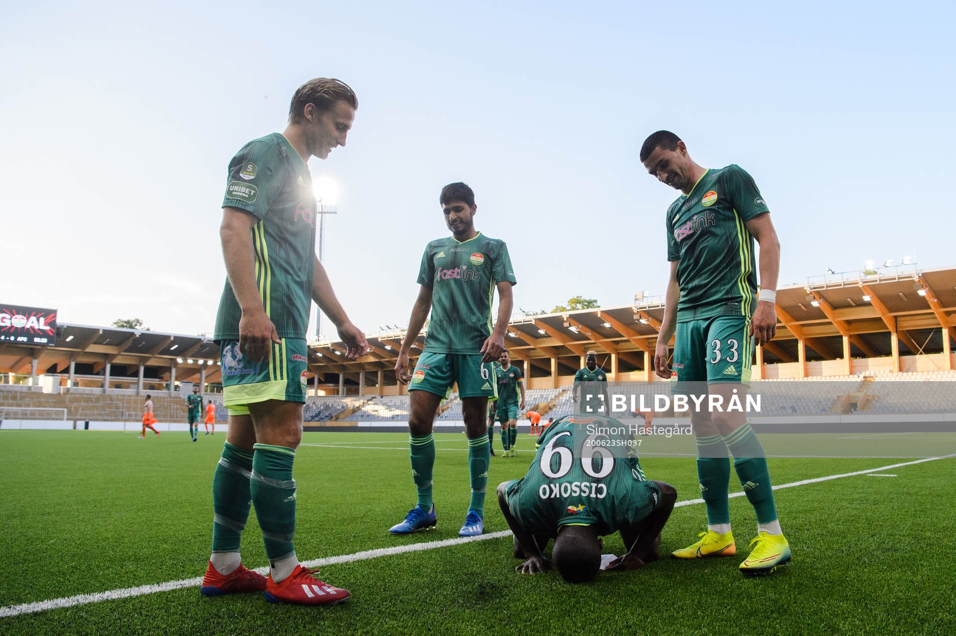 Dalkurds spelare jublar med Kerfala Cissoko