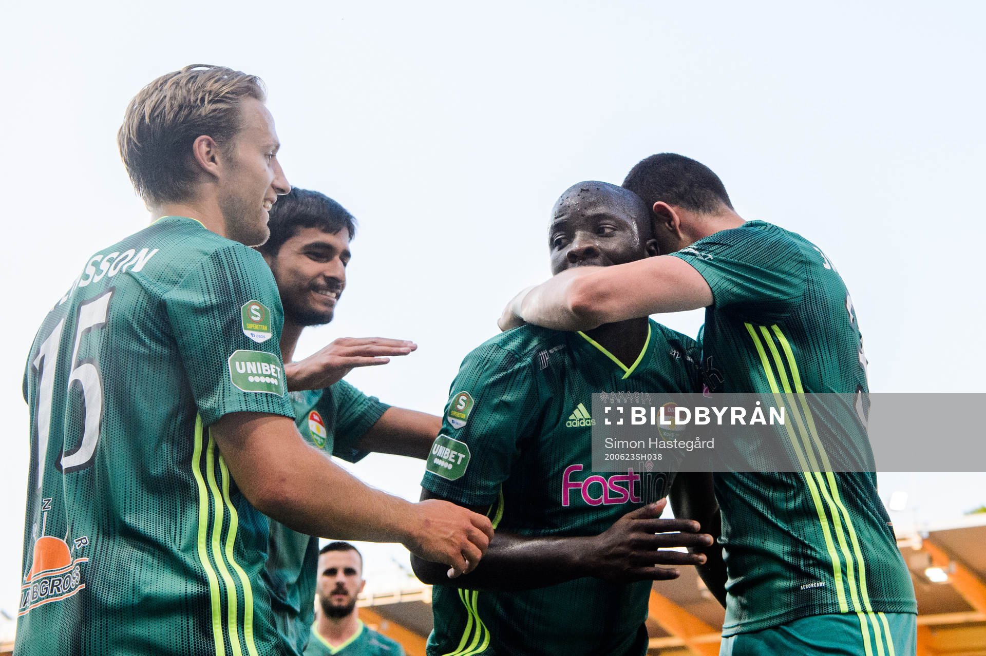 Dalkurds spelare jublar med Kerfala Cissoko