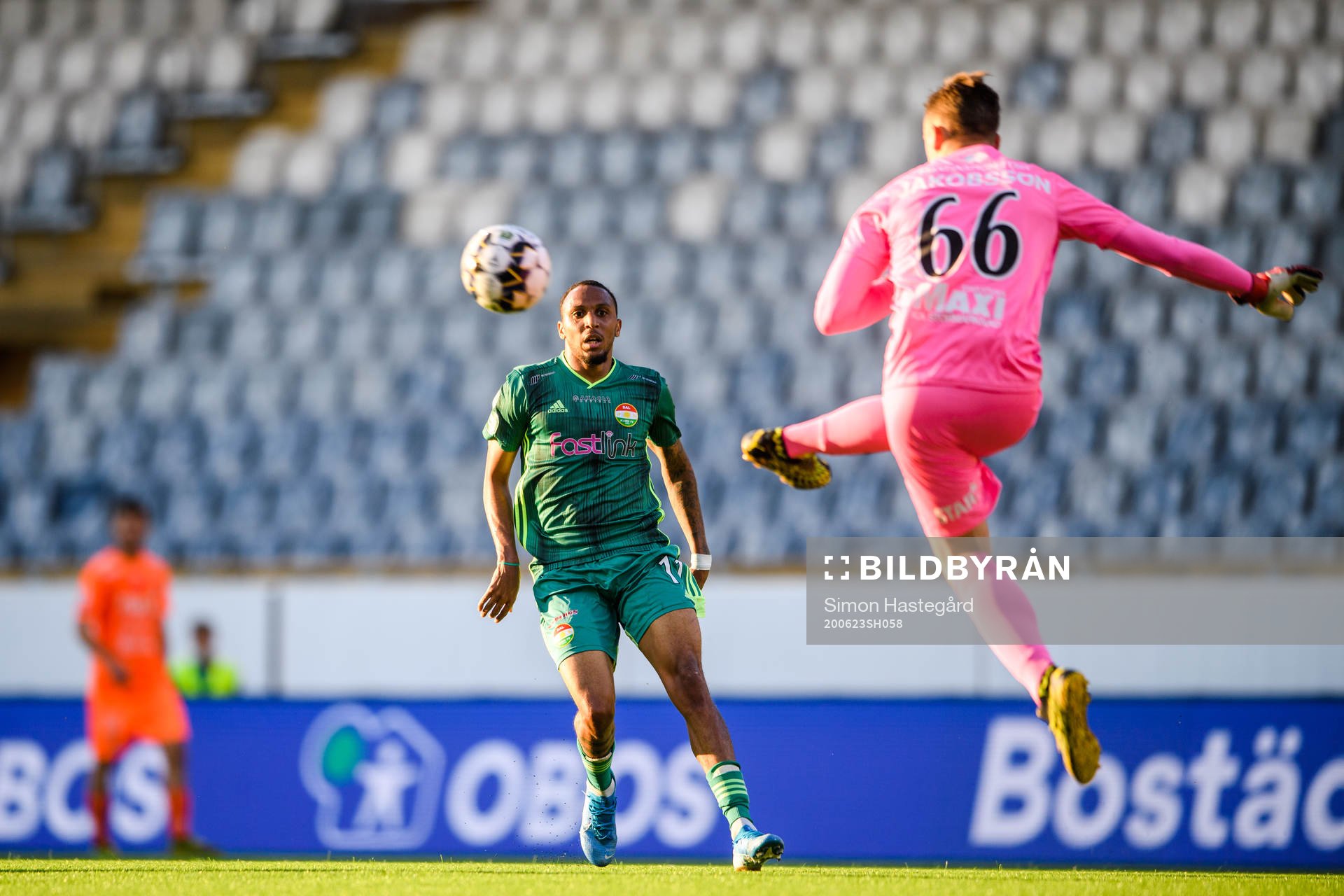 AFC Eskilstunas målvakt Wille Jakobsson rensar bort boll